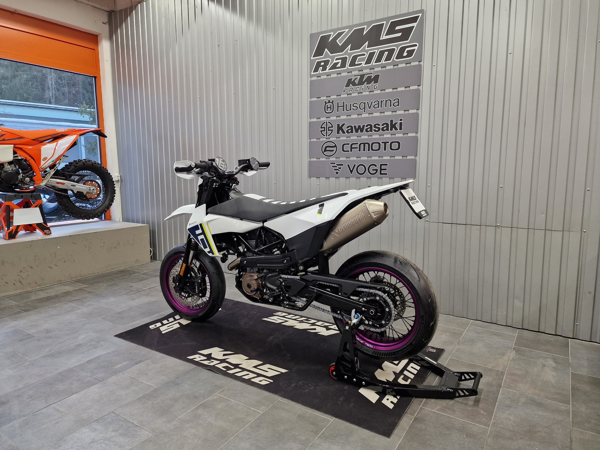 HUSQVARNA 701 Supermoto-showroom-element-3