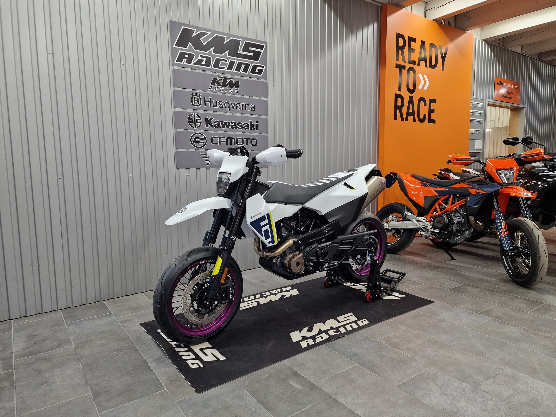 HUSQVARNA 701 Supermoto-showroom-element-2