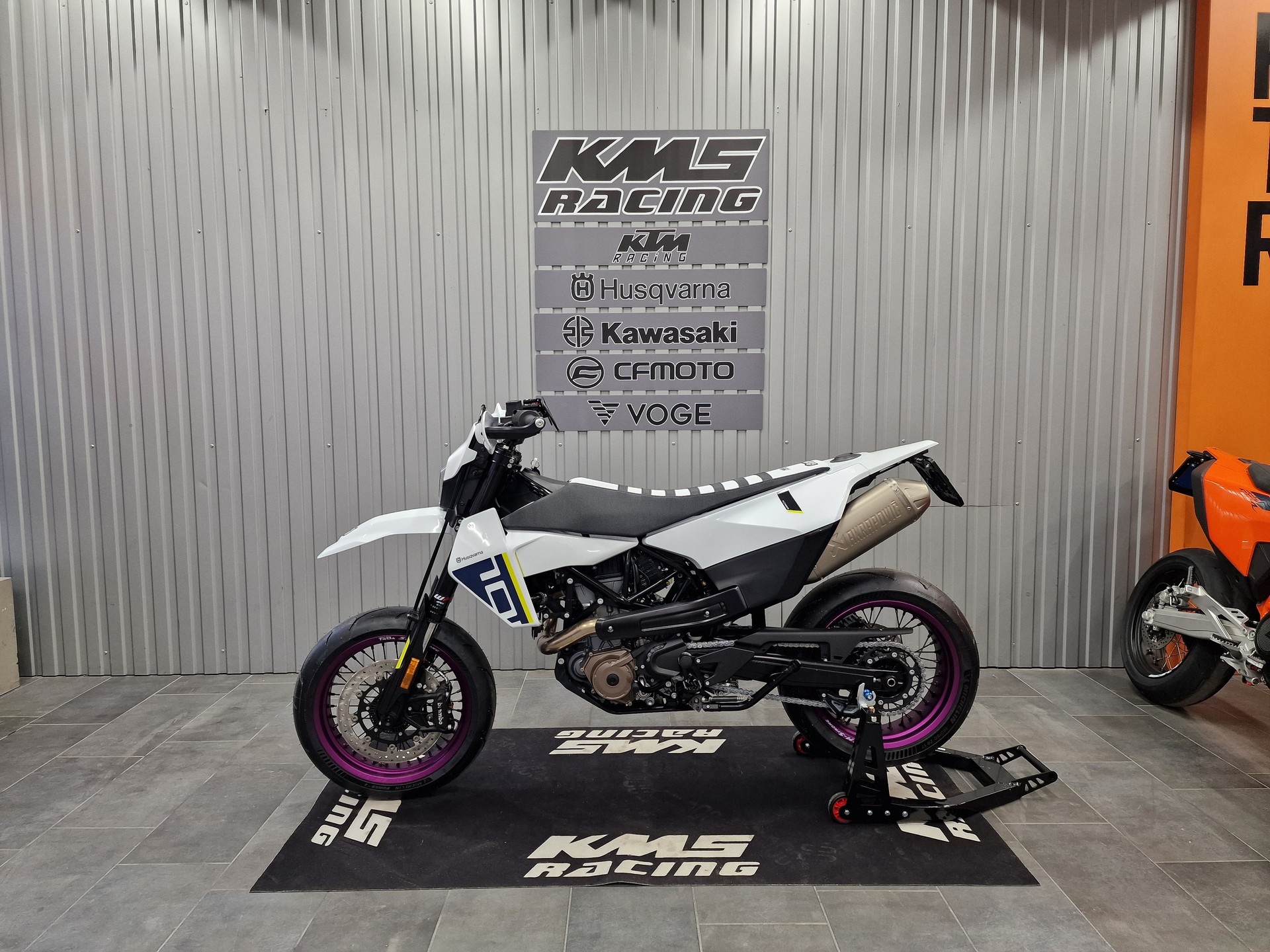 HUSQVARNA 701 Supermoto-showroom-element-1