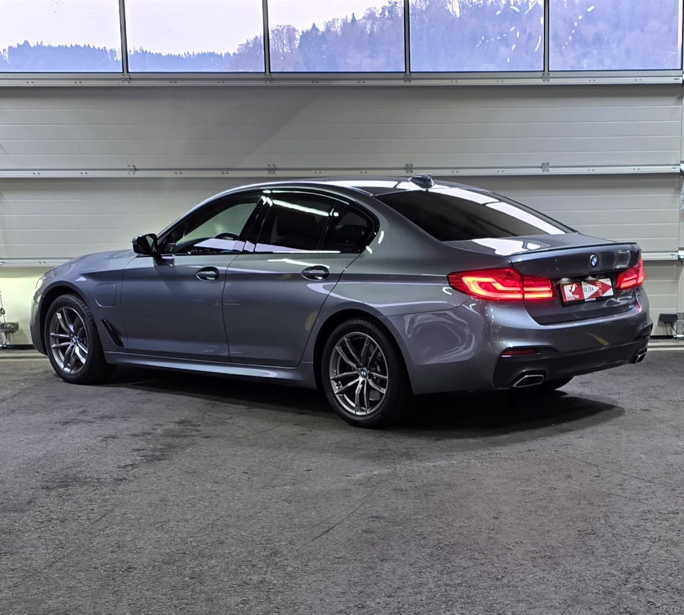 BMW 530e xDrive M-Sport Steptronic-image-2