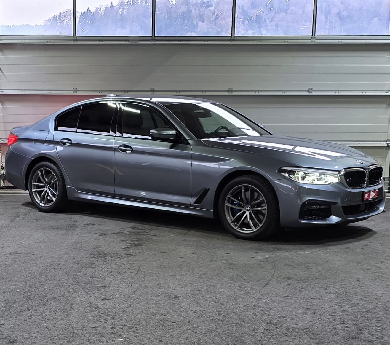 BMW 530e xDrive M-Sport Steptronic-image-6