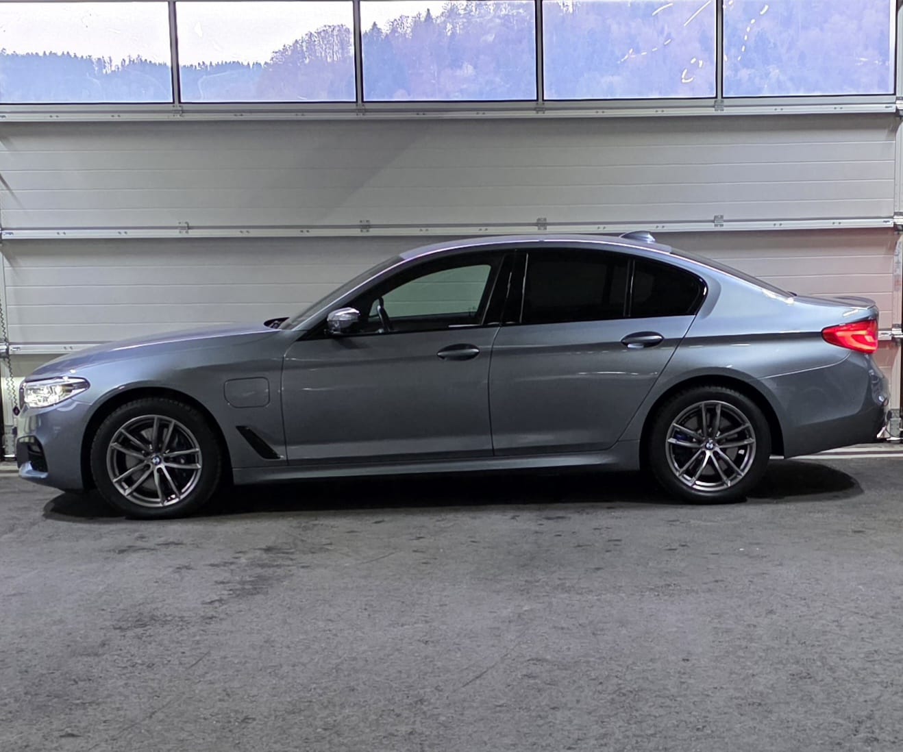 BMW 530e xDrive M-Sport Steptronic-image-1