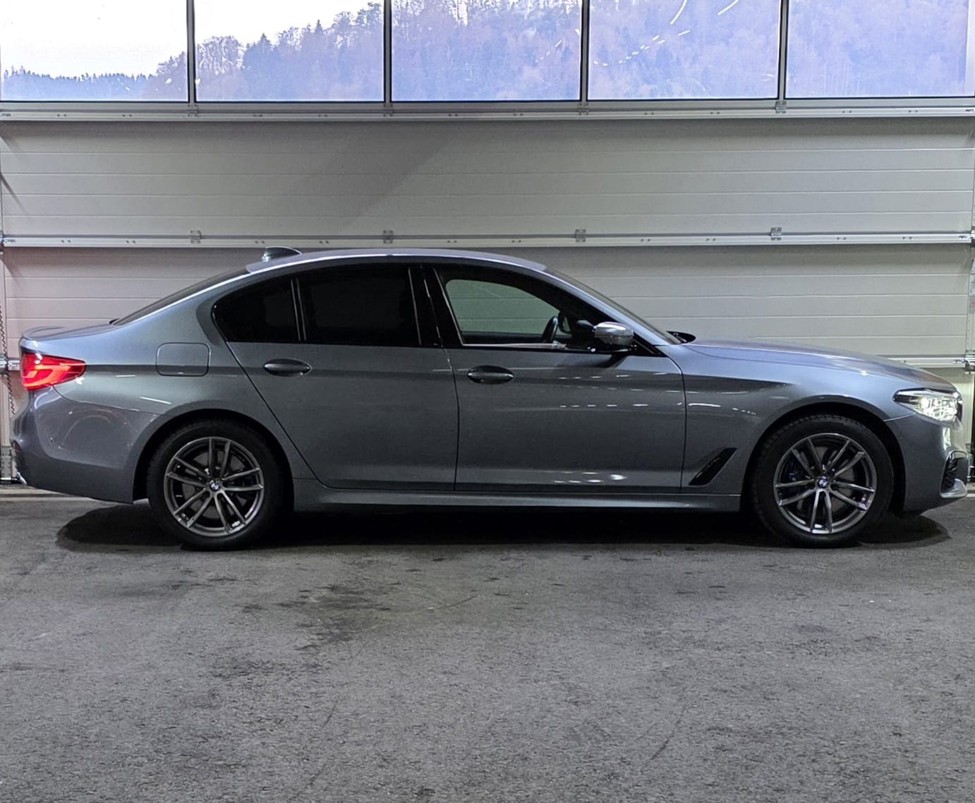 BMW 530e xDrive M-Sport Steptronic-image-5