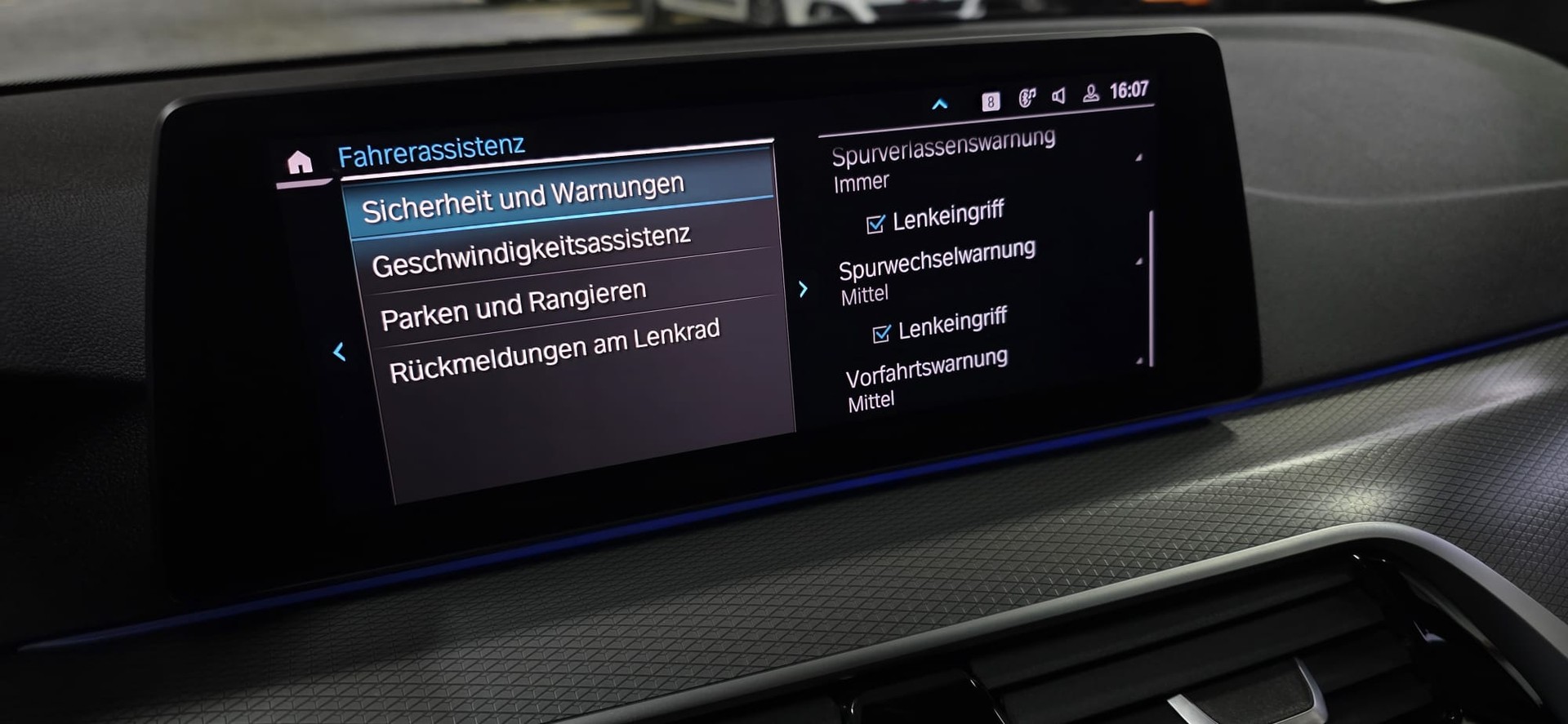 BMW 530e xDrive M-Sport Steptronic-image-22