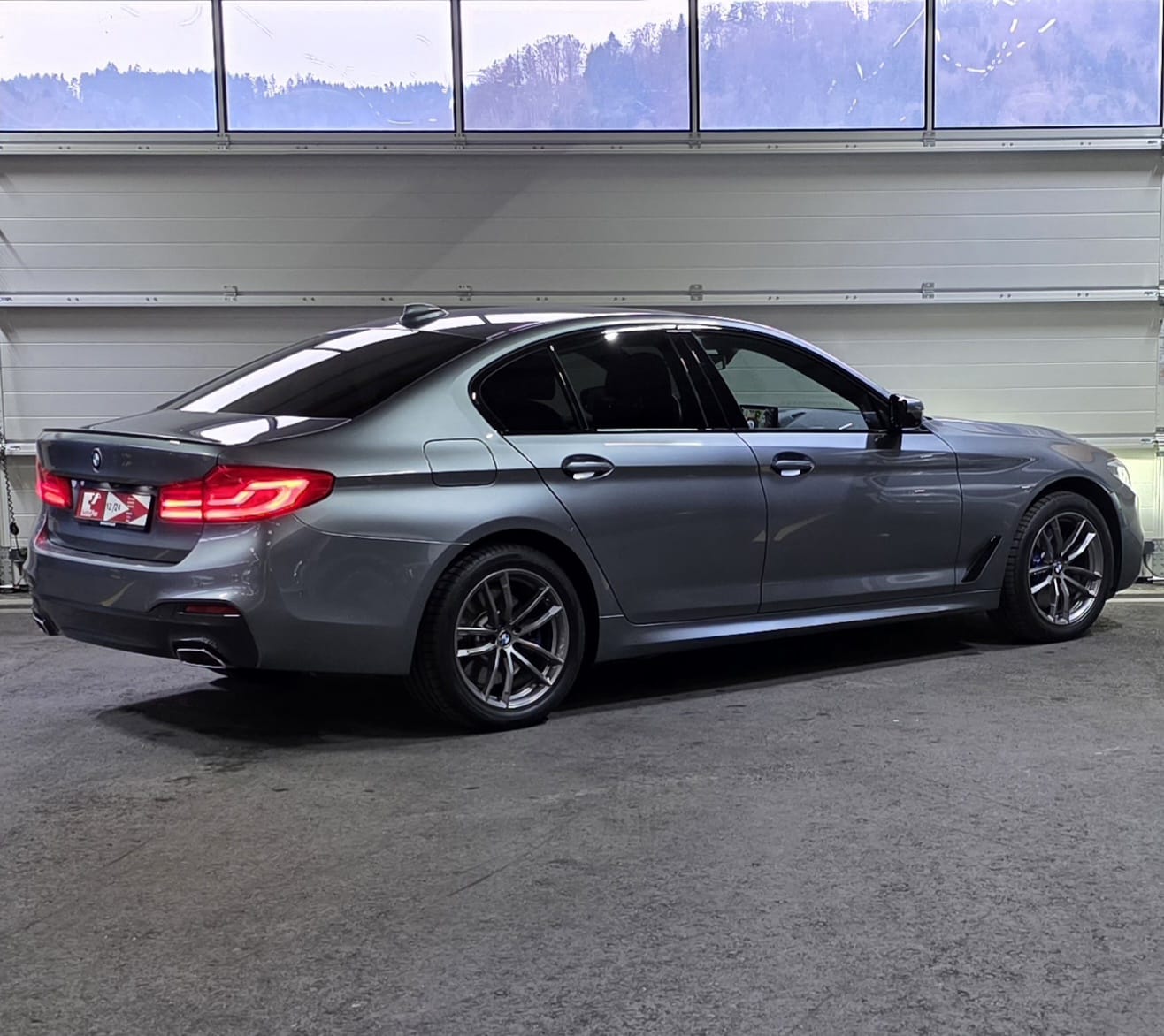 BMW 530e xDrive M-Sport Steptronic-image-4