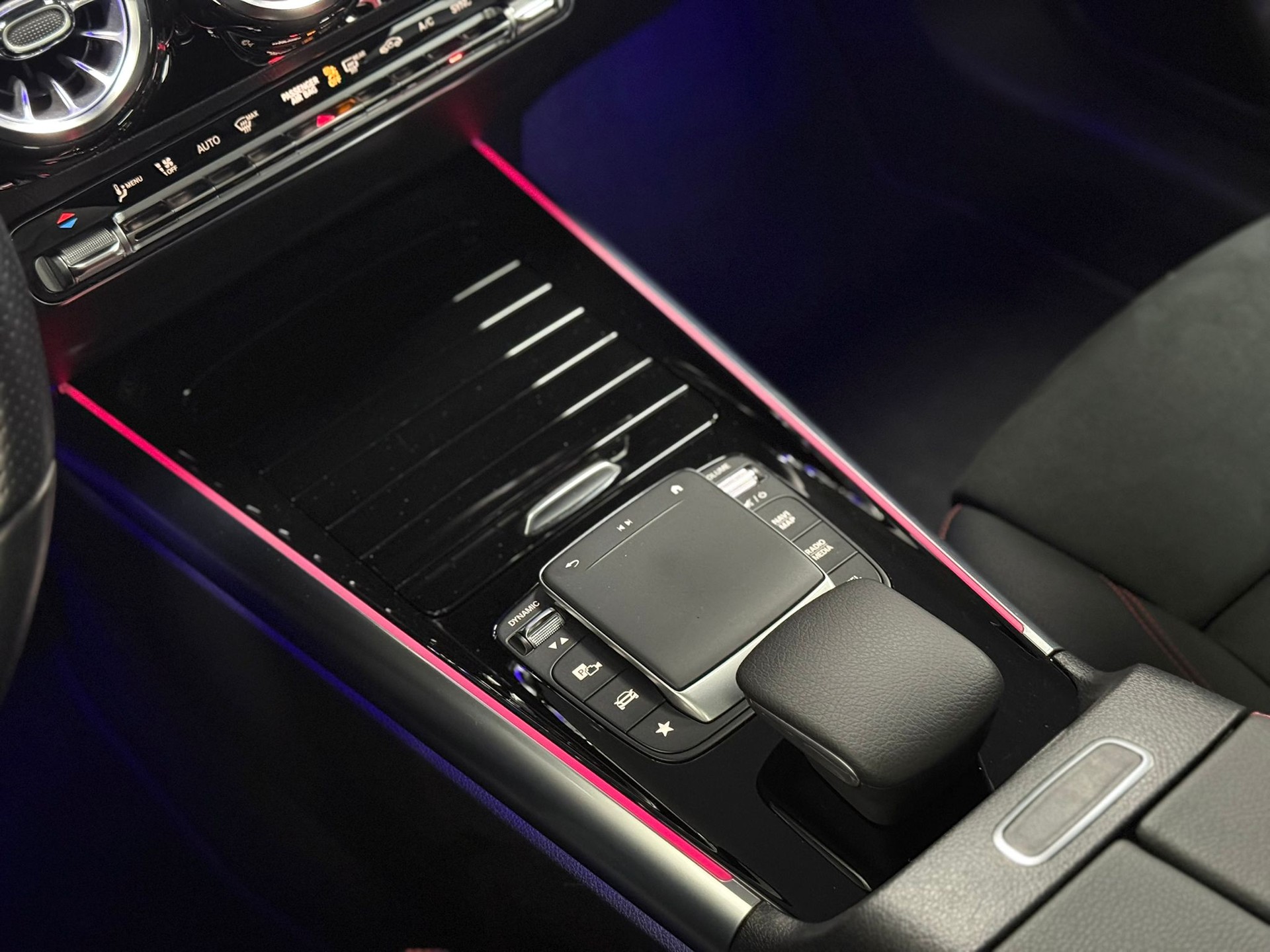 MERCEDES-BENZ B 200 4Matic AMG Line-image-19
