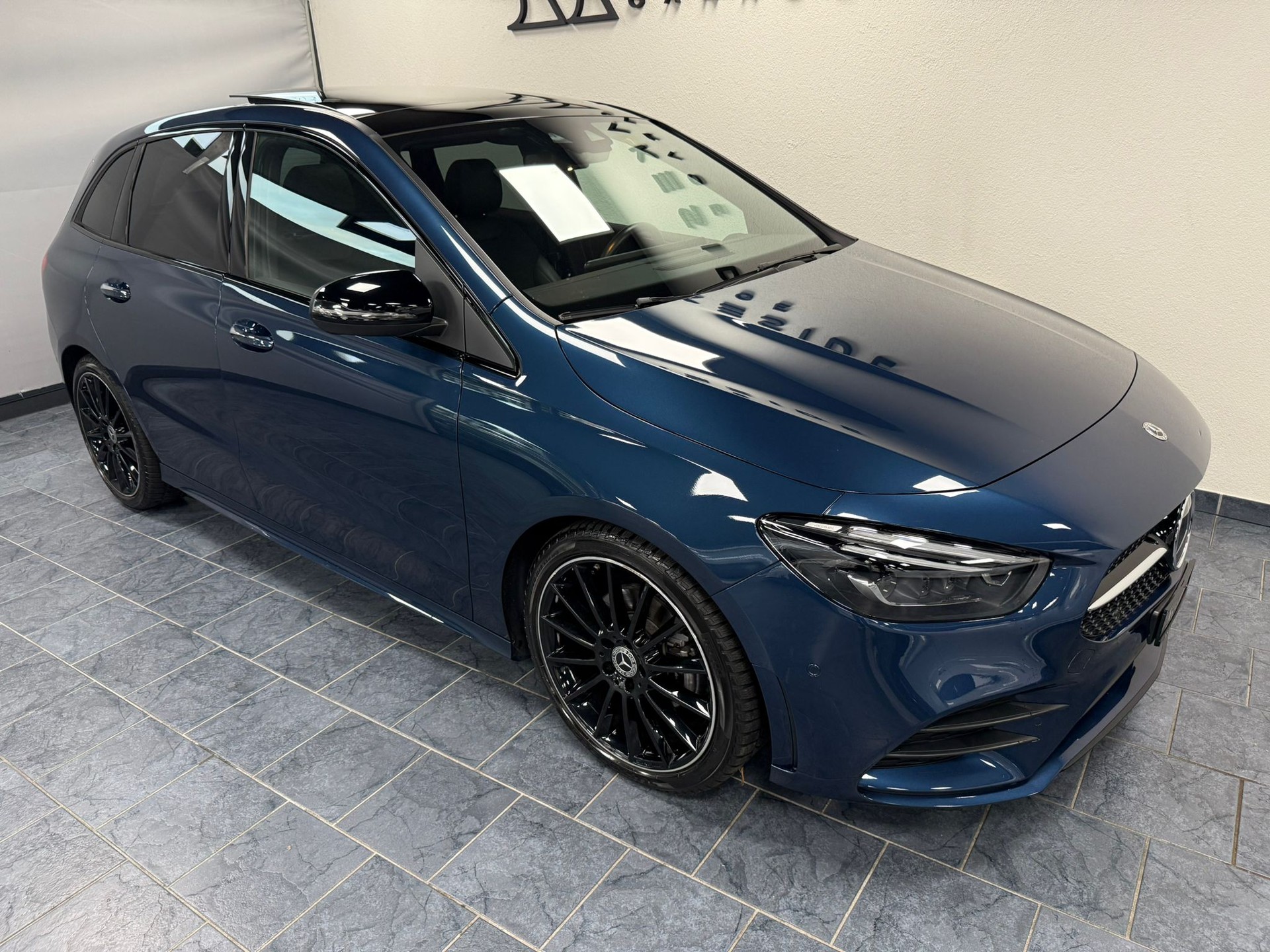 MERCEDES-BENZ B 200 4Matic AMG Line-showroom-element-2