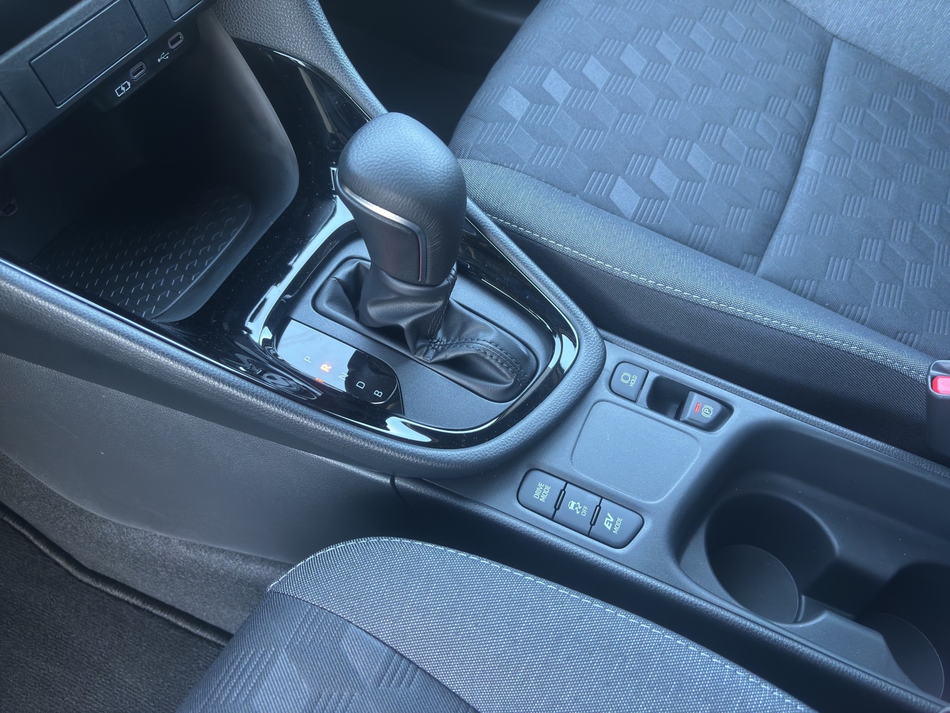 TOYOTA Yaris 1.5 VVT-i HSD Trend-image-18
