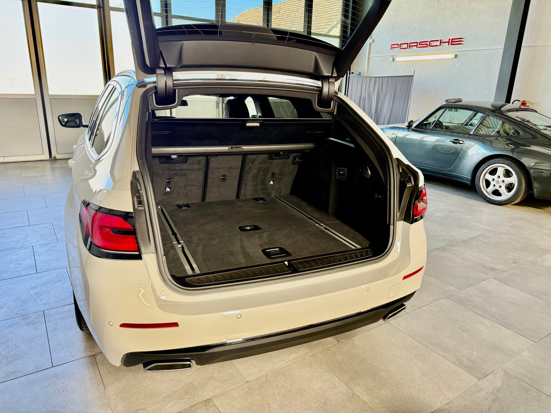 BMW 530d xDrive 48V Sport Touring Steptronic-image-4