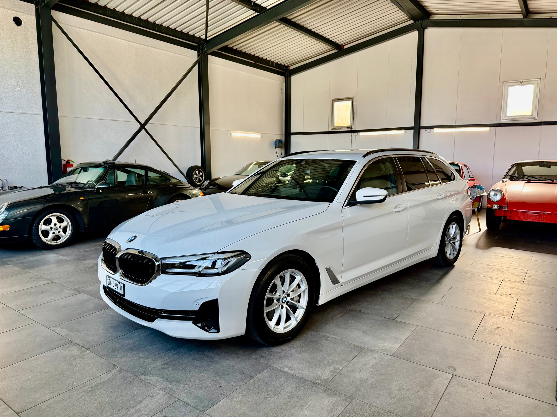 BMW 530d xDrive 48V Sport Touring Steptronic-image-2