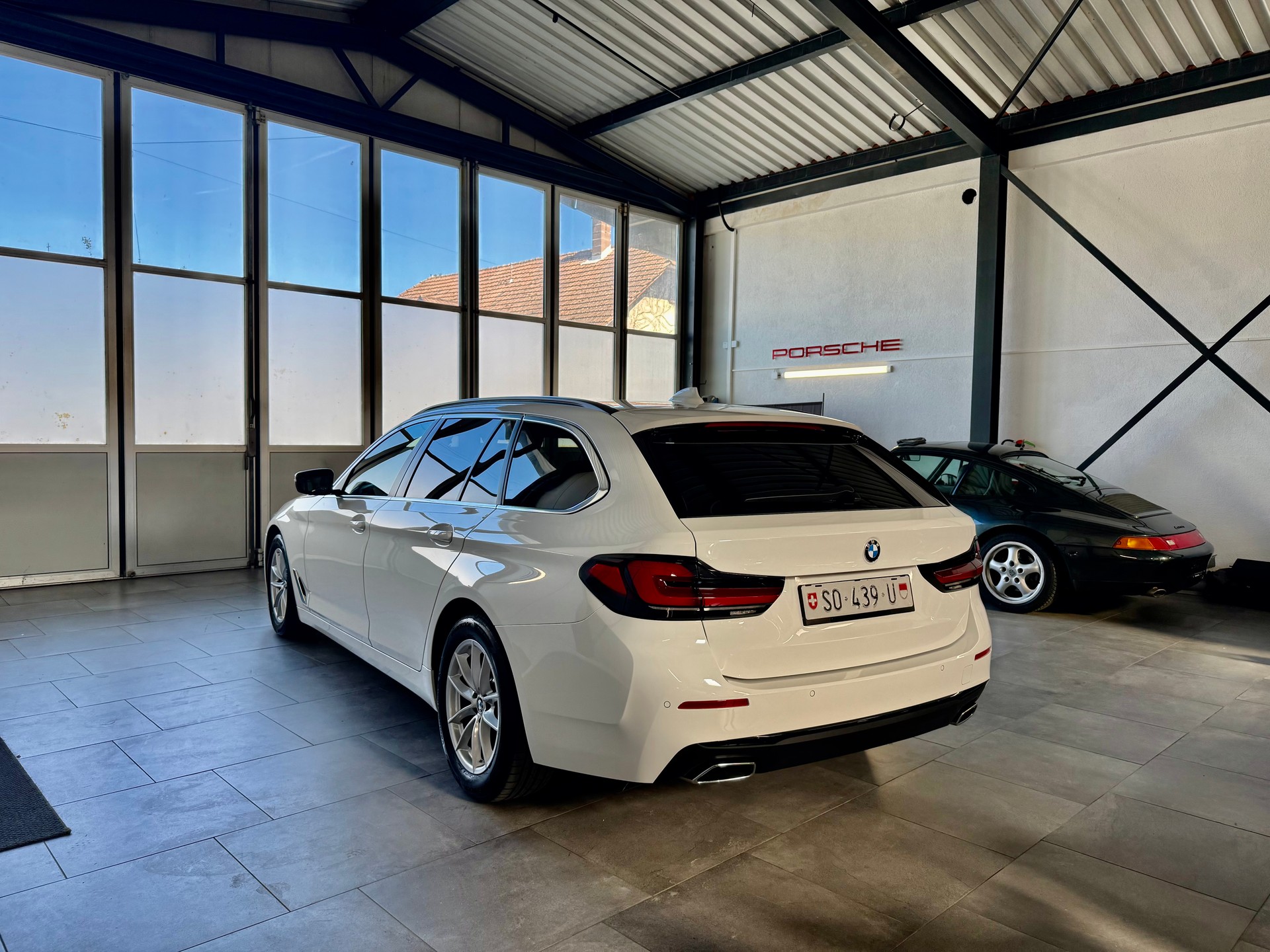 BMW 530d xDrive 48V Sport Touring Steptronic-image-1