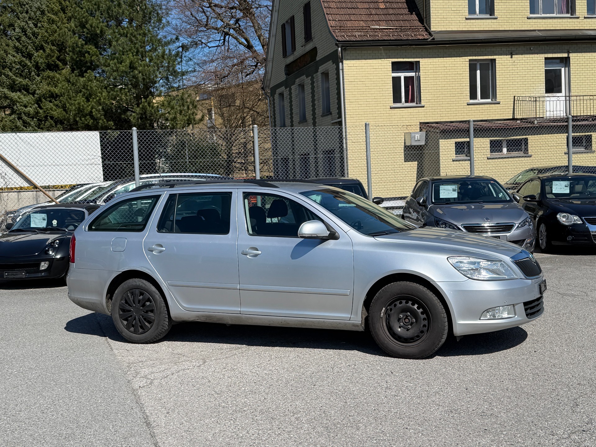 SKODA Octavia Combi 1.6 TDI Ambiente DSG-image-1