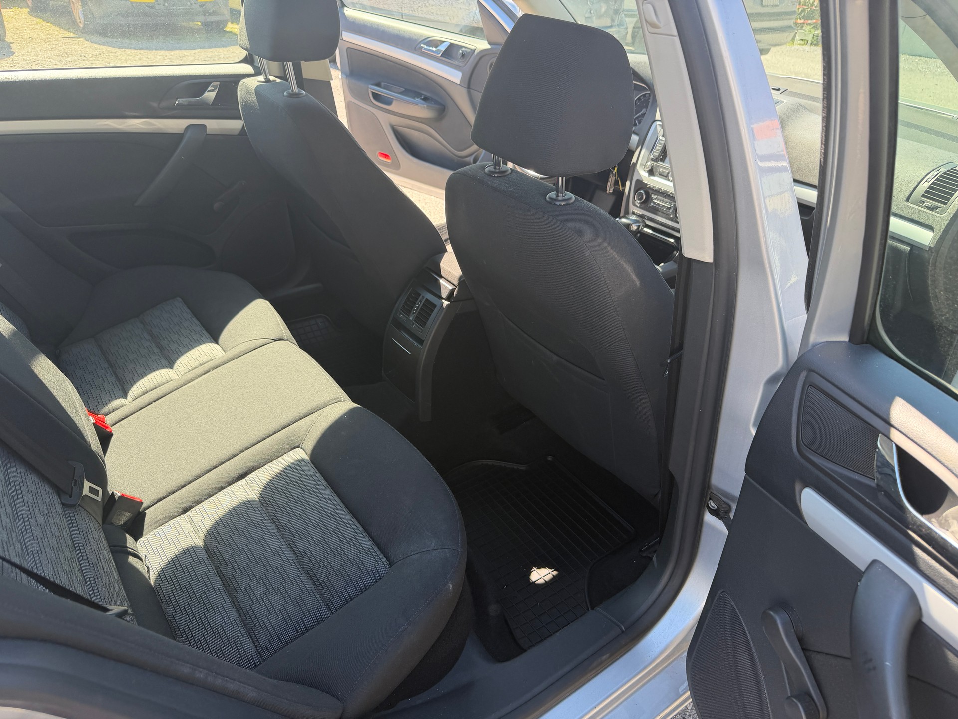 SKODA Octavia Combi 1.6 TDI Ambiente DSG-image-9
