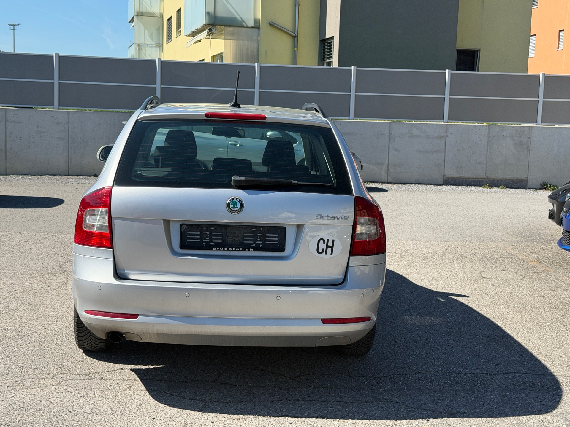 SKODA Octavia Combi 1.6 TDI Ambiente DSG-image-13