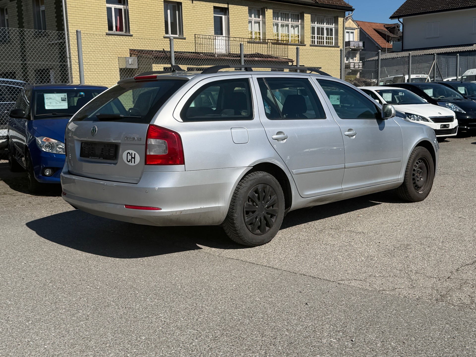 SKODA Octavia Combi 1.6 TDI Ambiente DSG-image-11