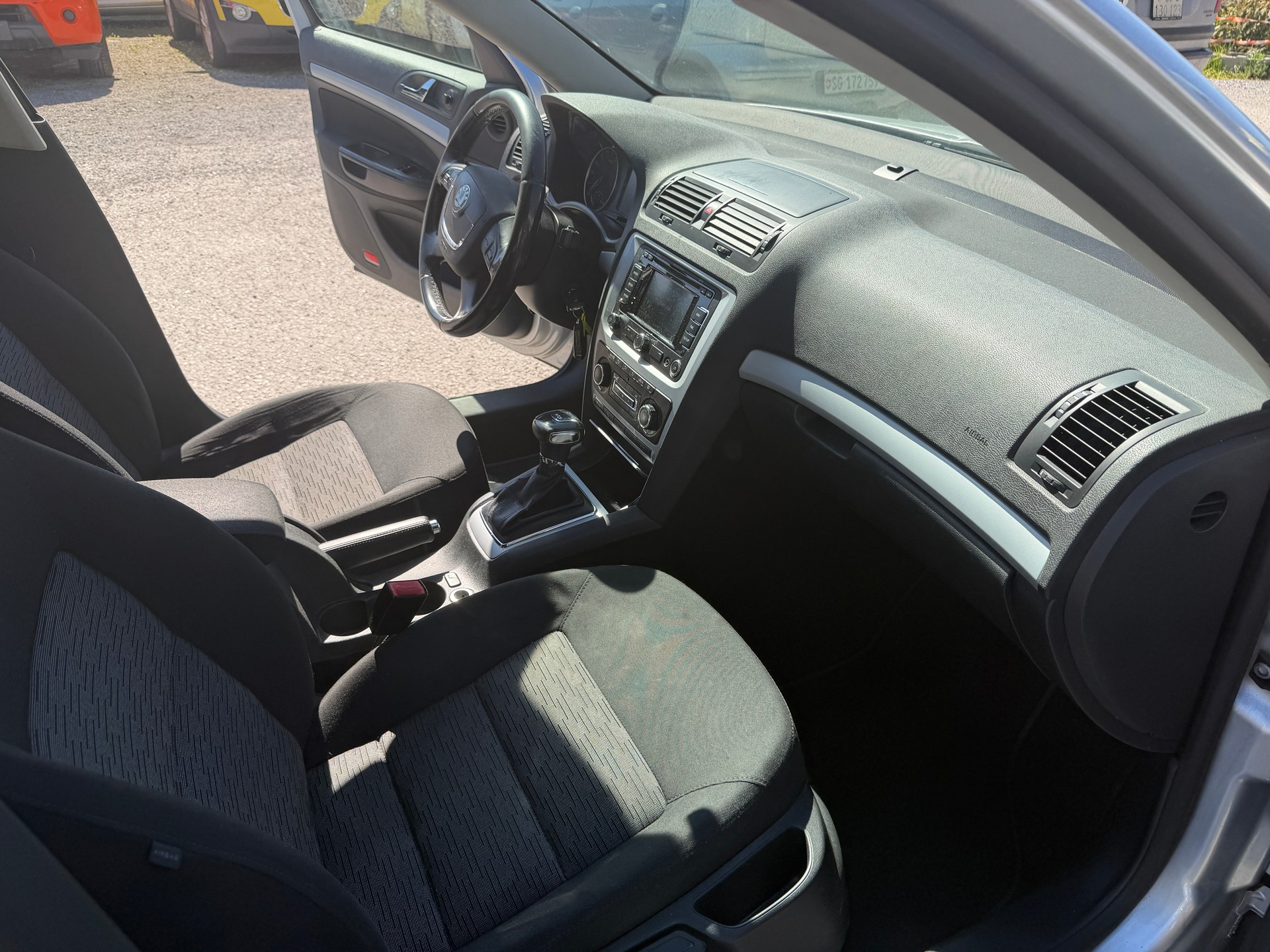 SKODA Octavia Combi 1.6 TDI Ambiente DSG-image-8