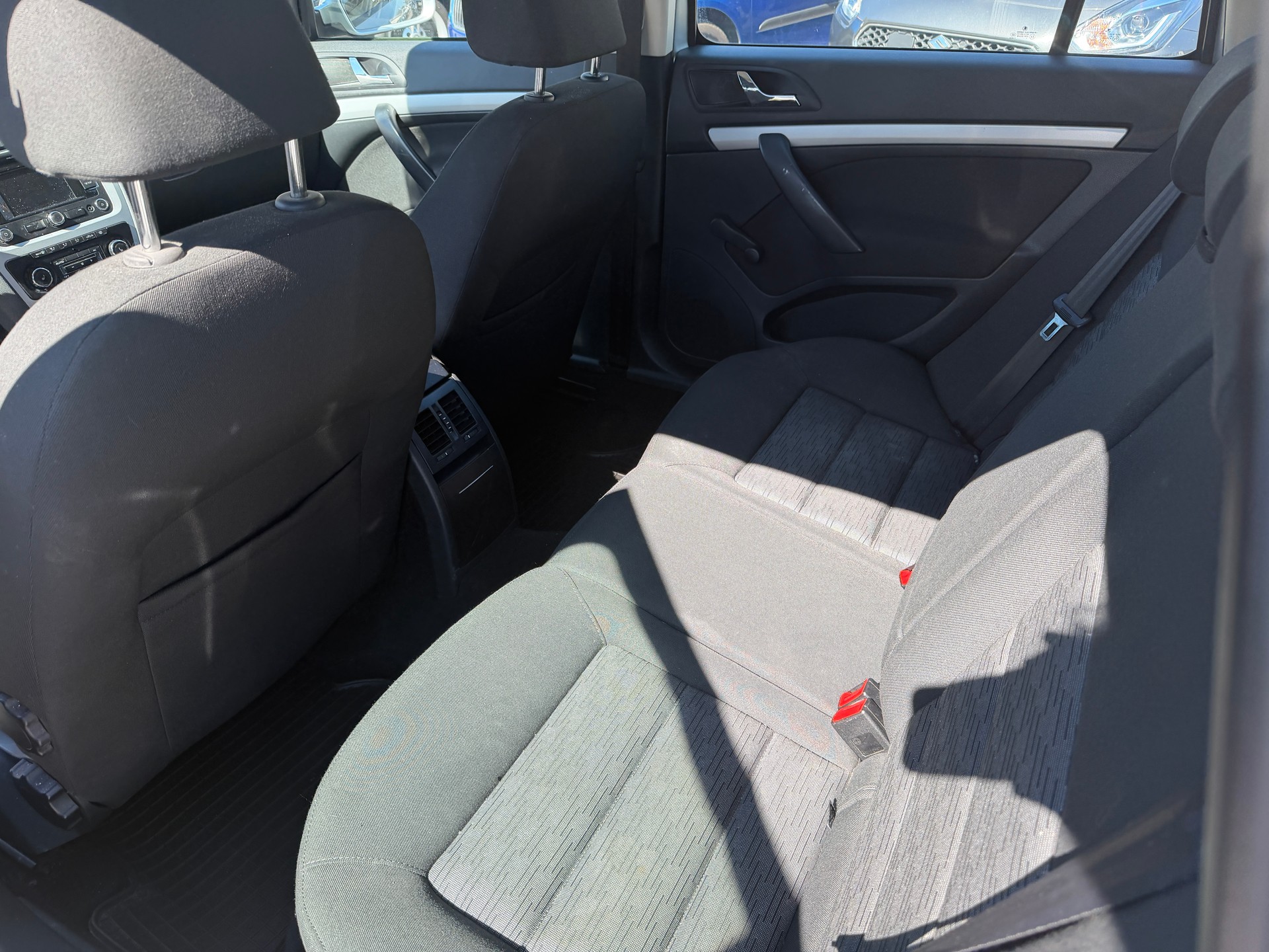 SKODA Octavia Combi 1.6 TDI Ambiente DSG-image-5