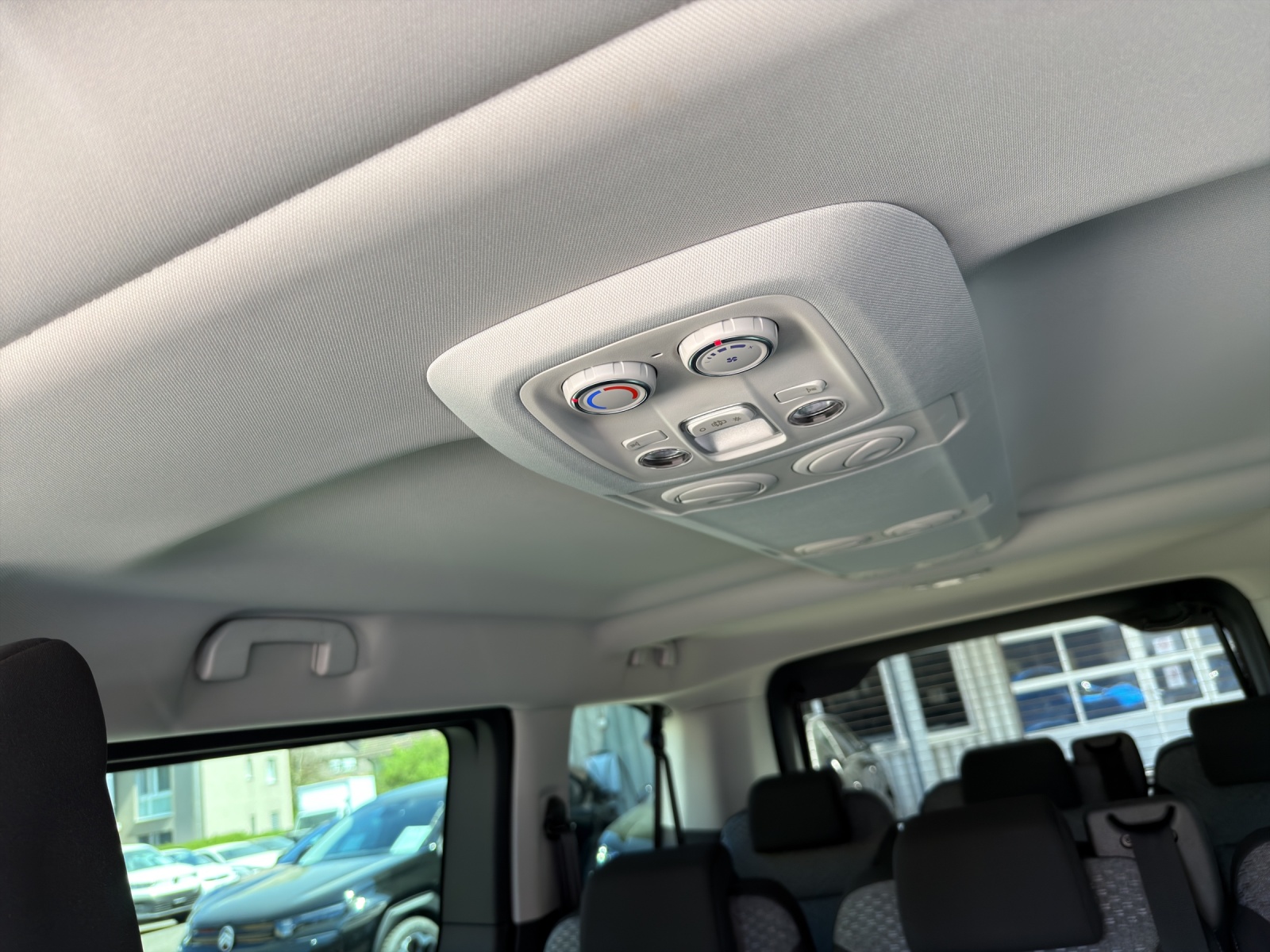 PEUGEOT Traveller Standard 2.2 BlueHDi Family Ed.-image-10