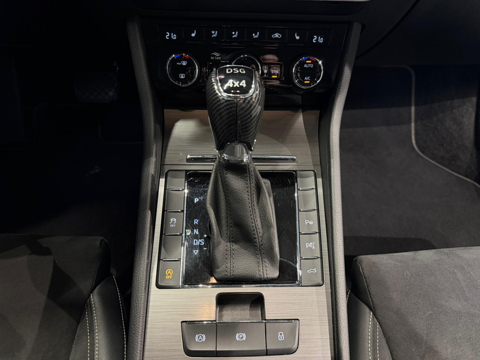SKODA Superb Combi 2.0 TDi Ambition 4x4 DSG-image-19