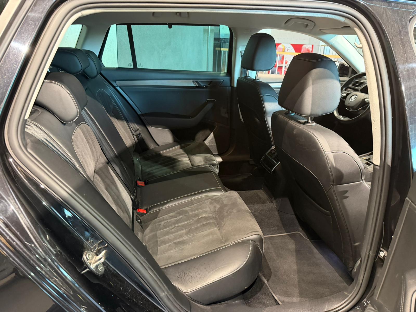 SKODA Superb Combi 2.0 TDi Ambition 4x4 DSG-image-21