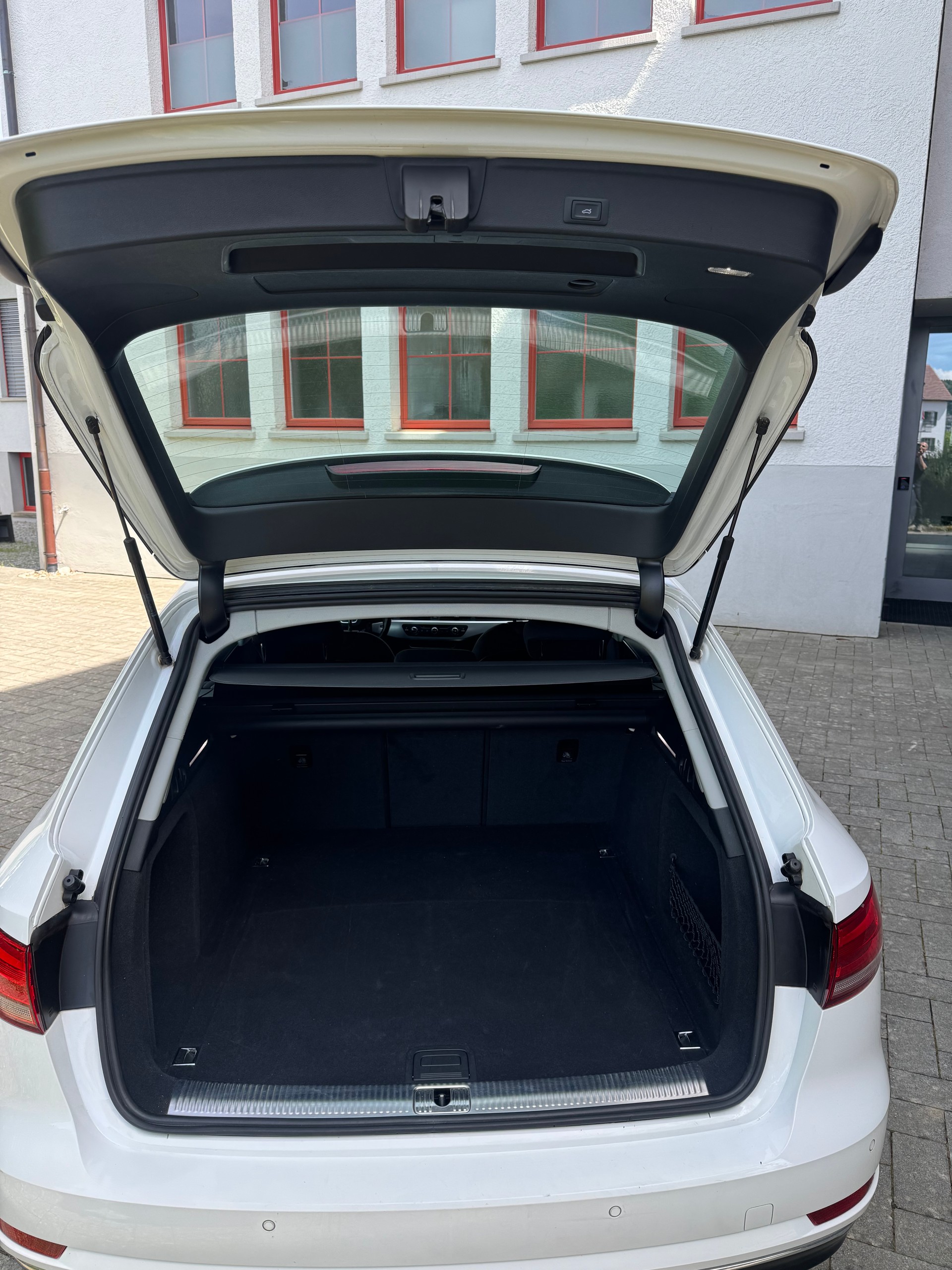 AUDI A4 Avant 2.0 TDI S-tronic-image-12