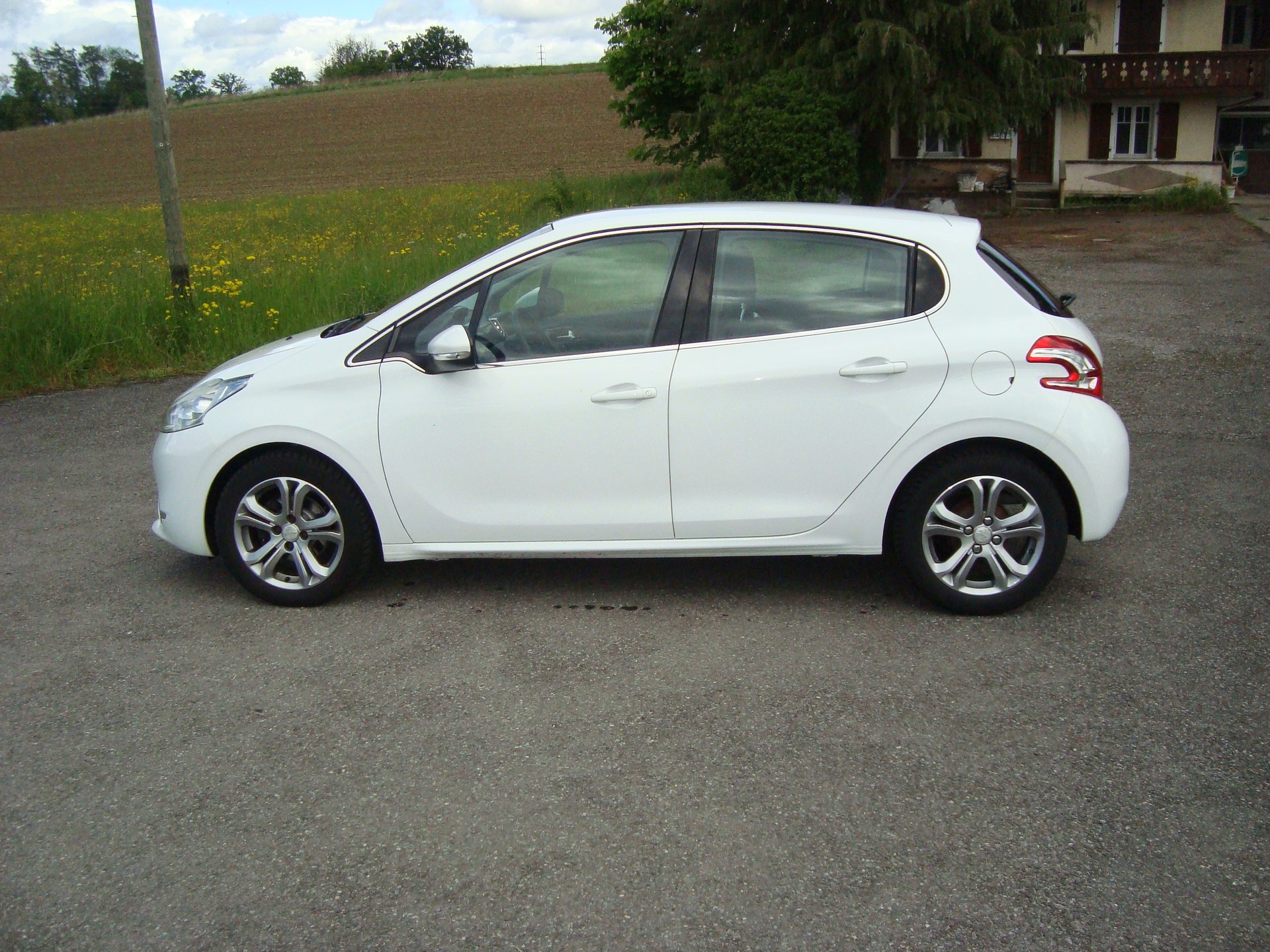 PEUGEOT 208 1.2 VTI Intuitive-image-4