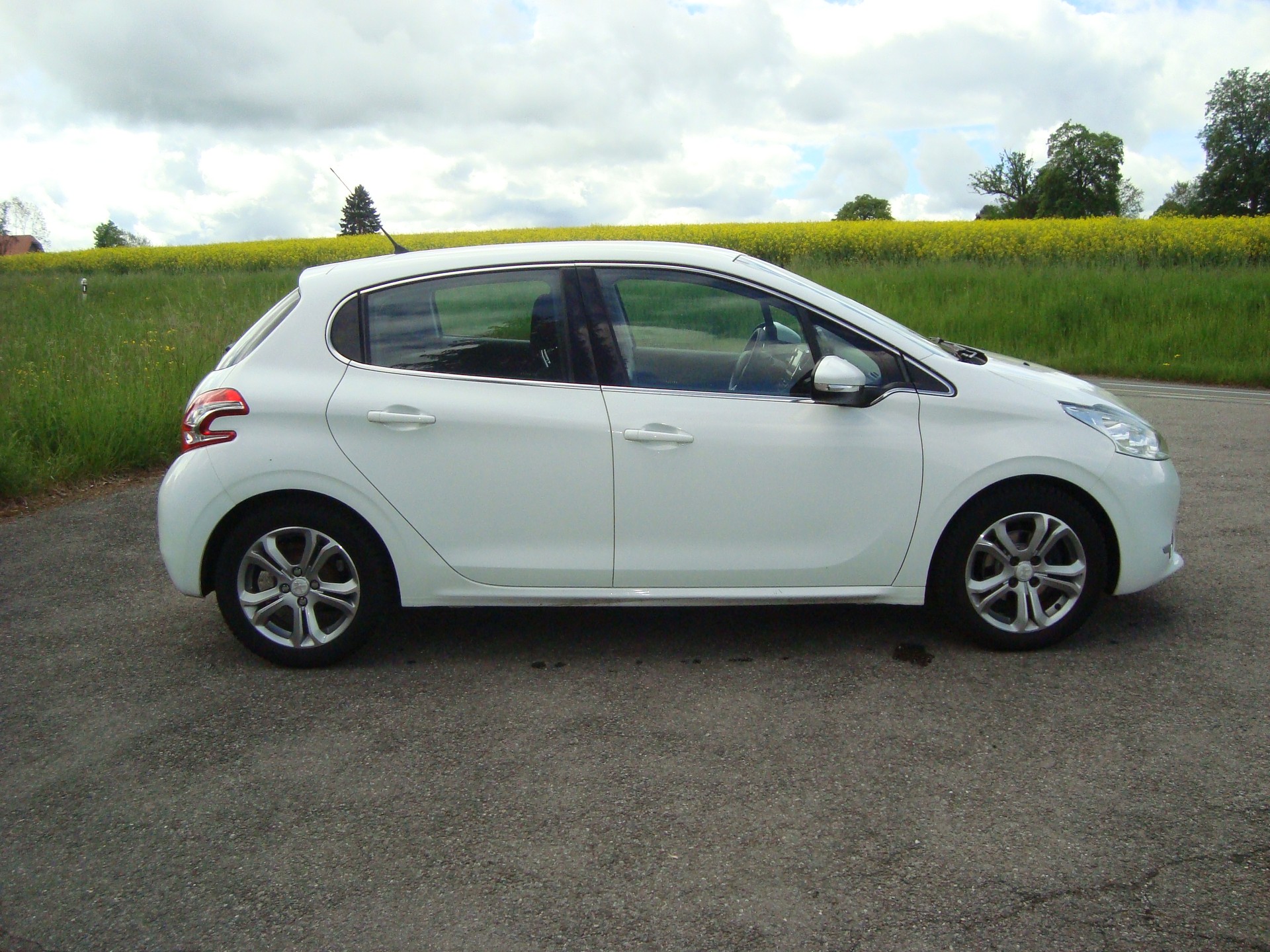 PEUGEOT 208 1.2 VTI Intuitive-image-5