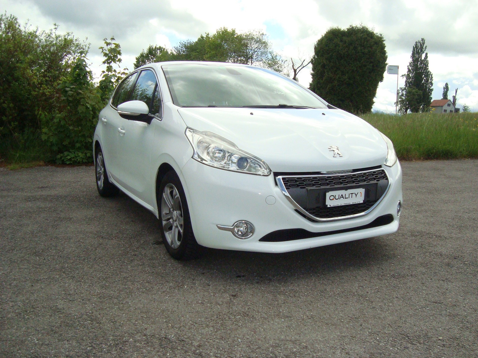 PEUGEOT 208 1.2 VTI Intuitive-image-1
