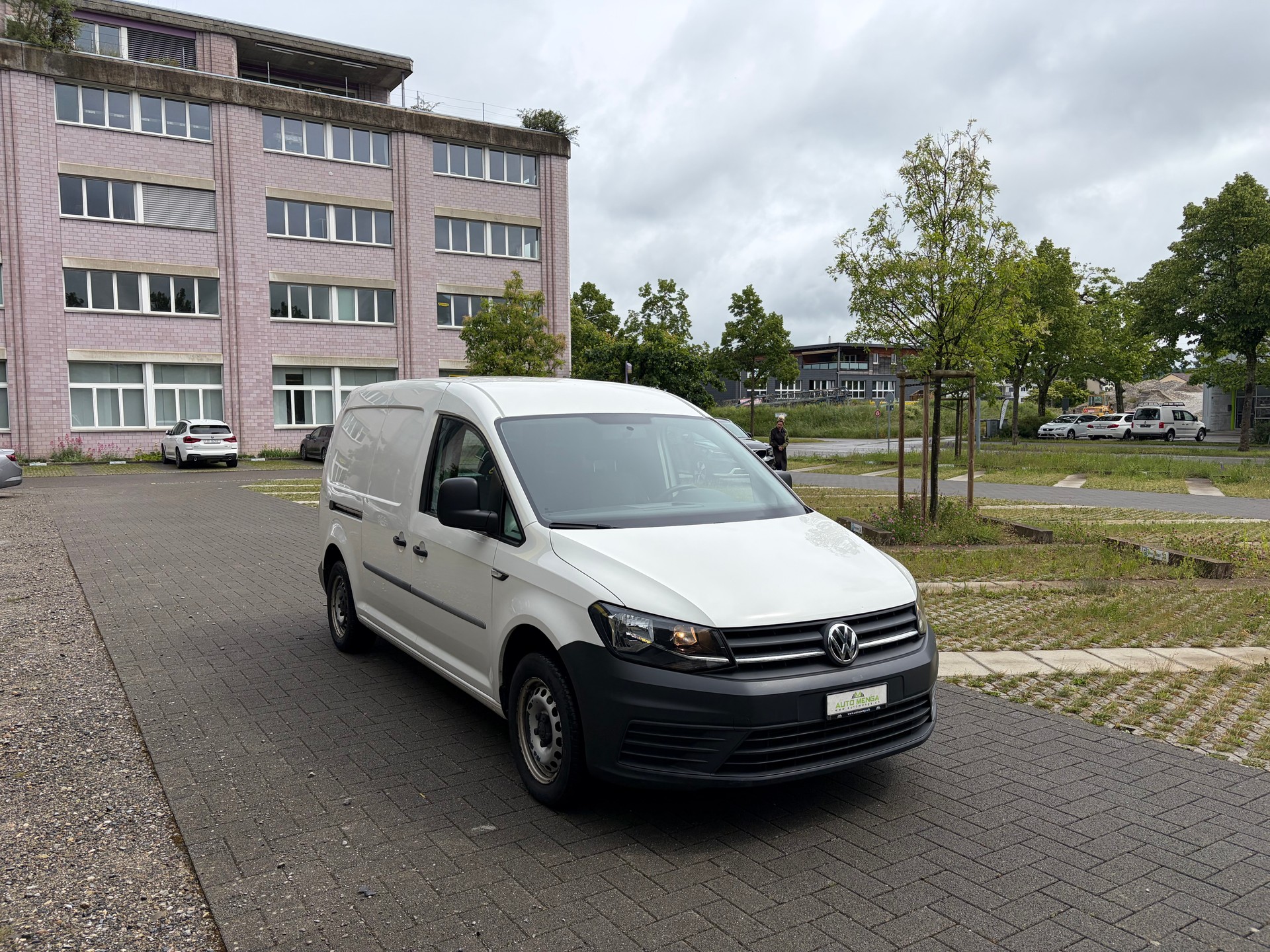 VW Caddy Maxi 2.0TDI BlueMotion Technology-image-2