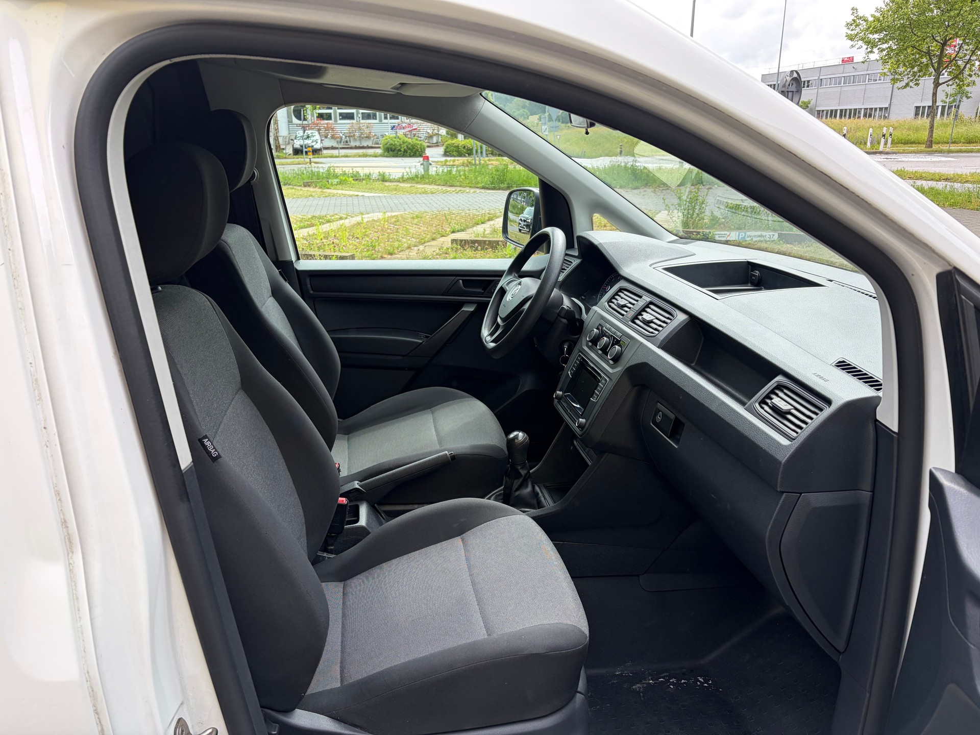 VW Caddy Maxi 2.0TDI BlueMotion Technology-image-9