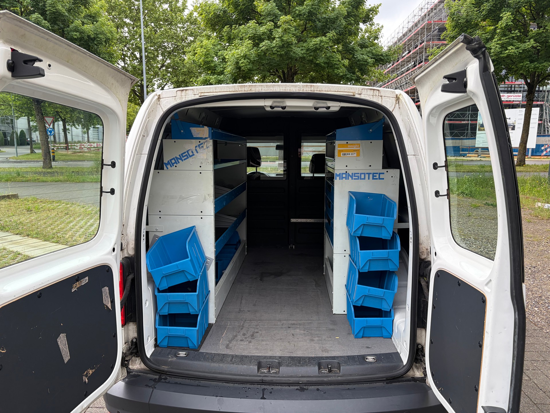 VW Caddy Maxi 2.0TDI BlueMotion Technology-image-11