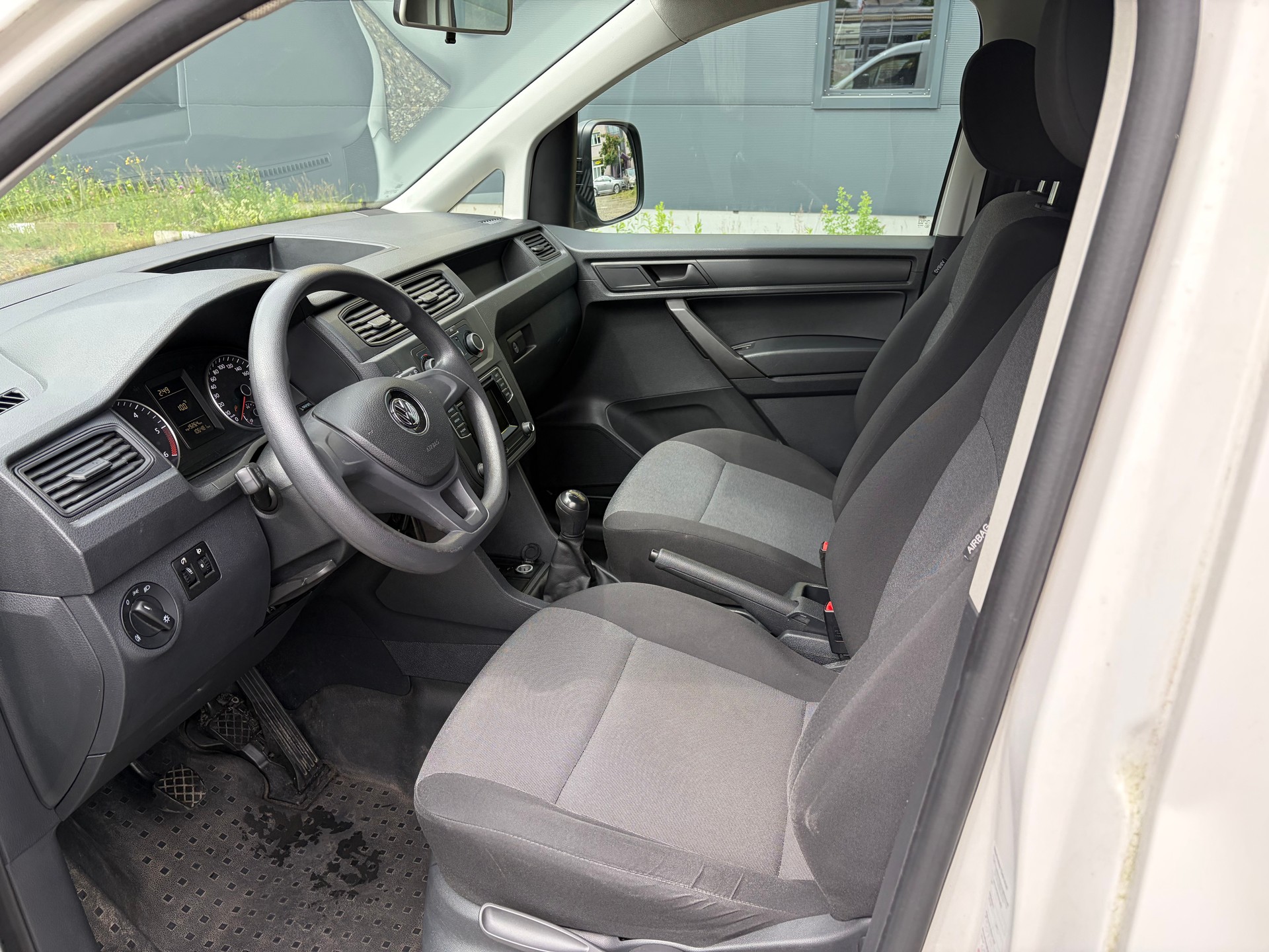 VW Caddy Maxi 2.0TDI BlueMotion Technology-image-8