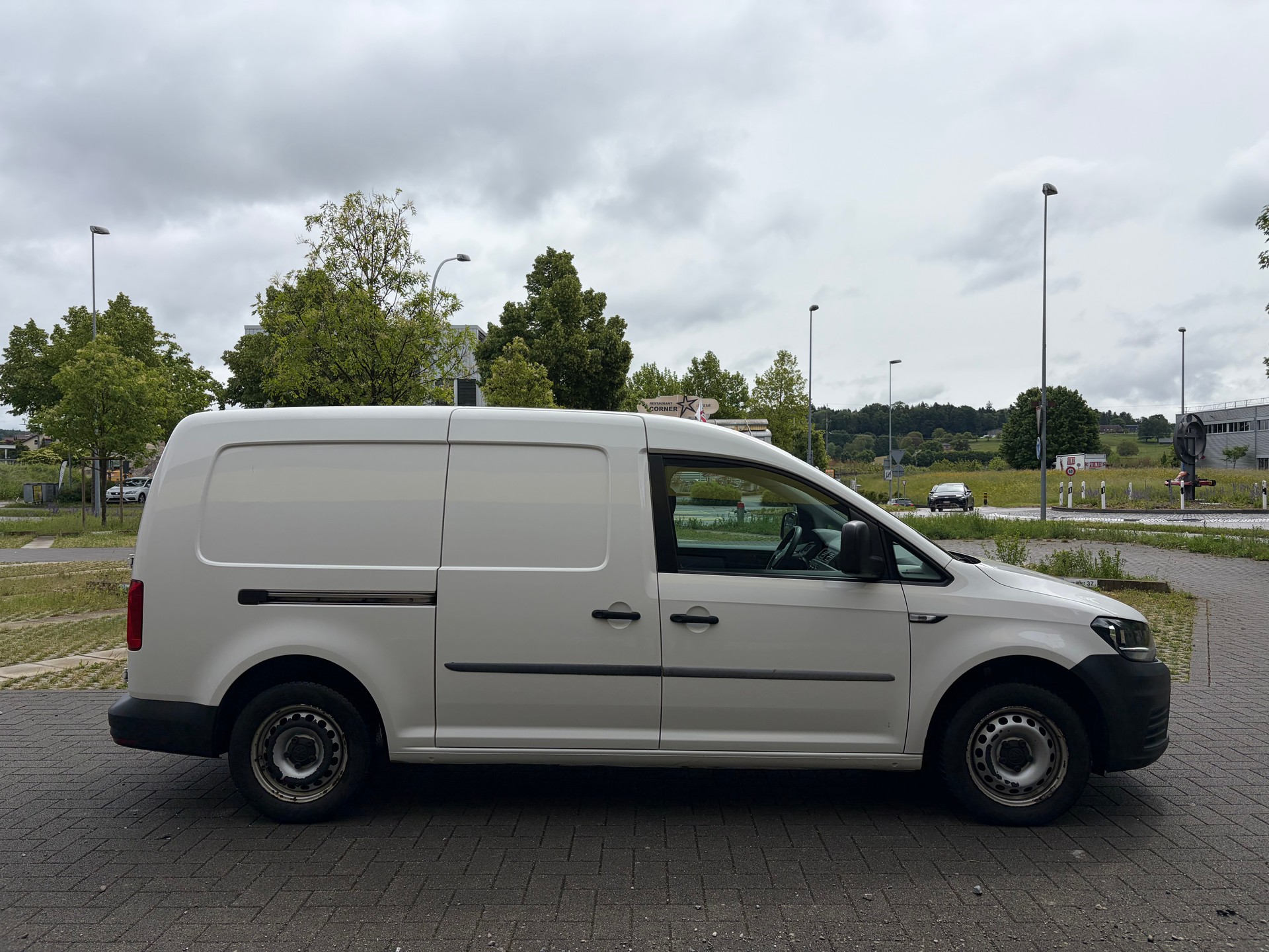 VW Caddy Maxi 2.0TDI BlueMotion Technology-image-3