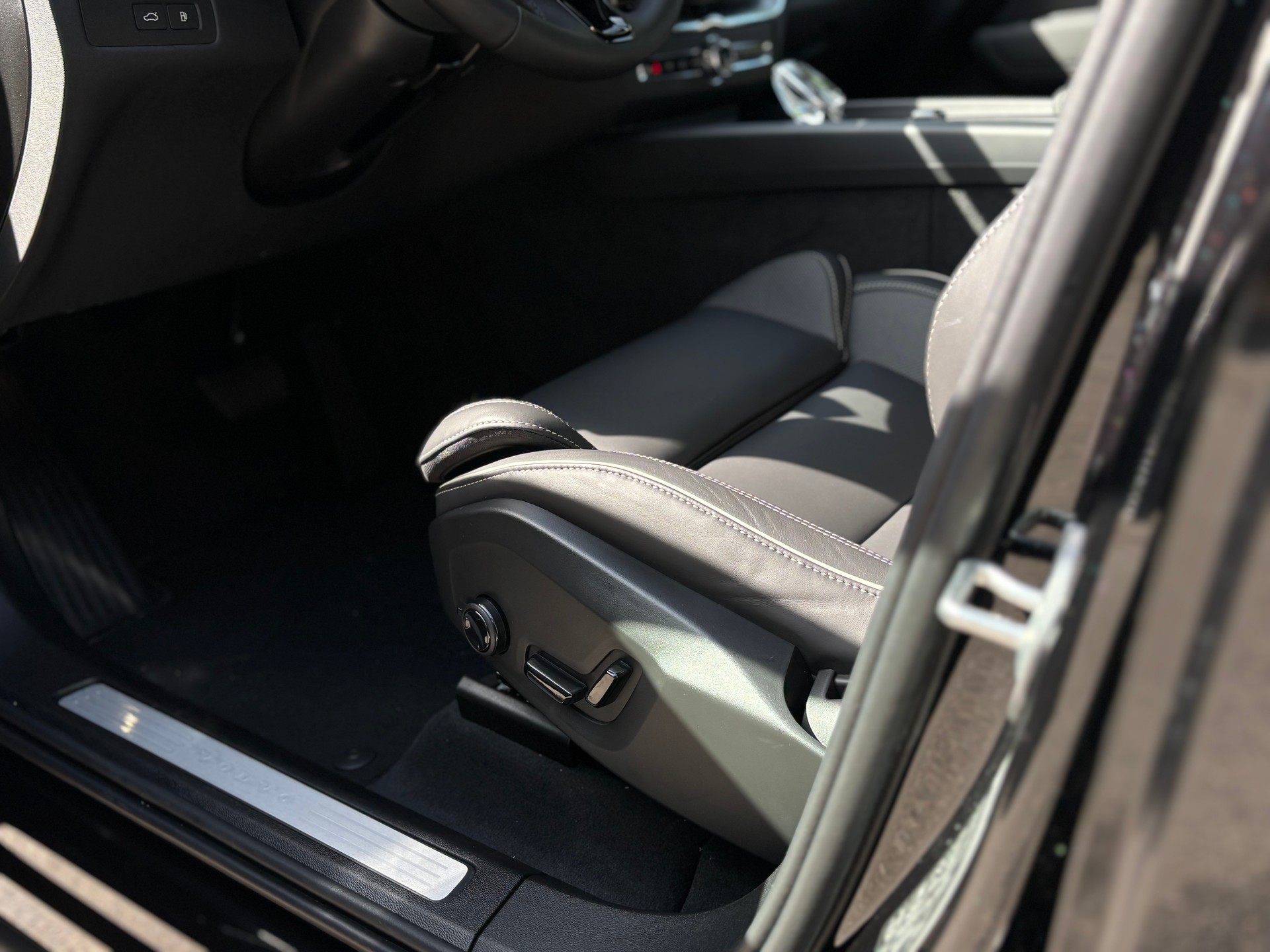VOLVO XC60 2.0 T6 TE Black Edition eAWD-image-16