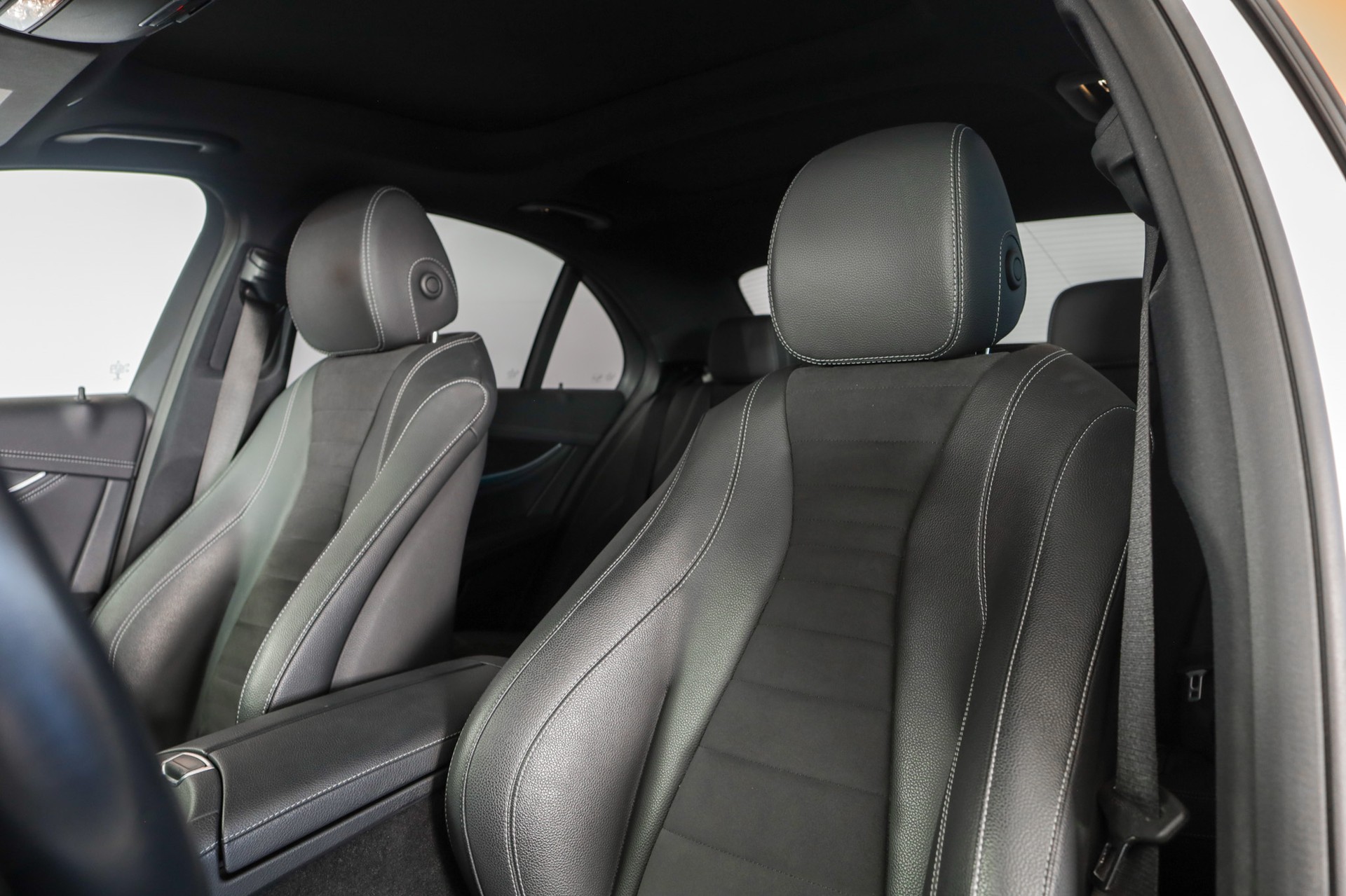MERCEDES-BENZ E 220 d 4Matic AMG Line 9G-Tronic-image-9