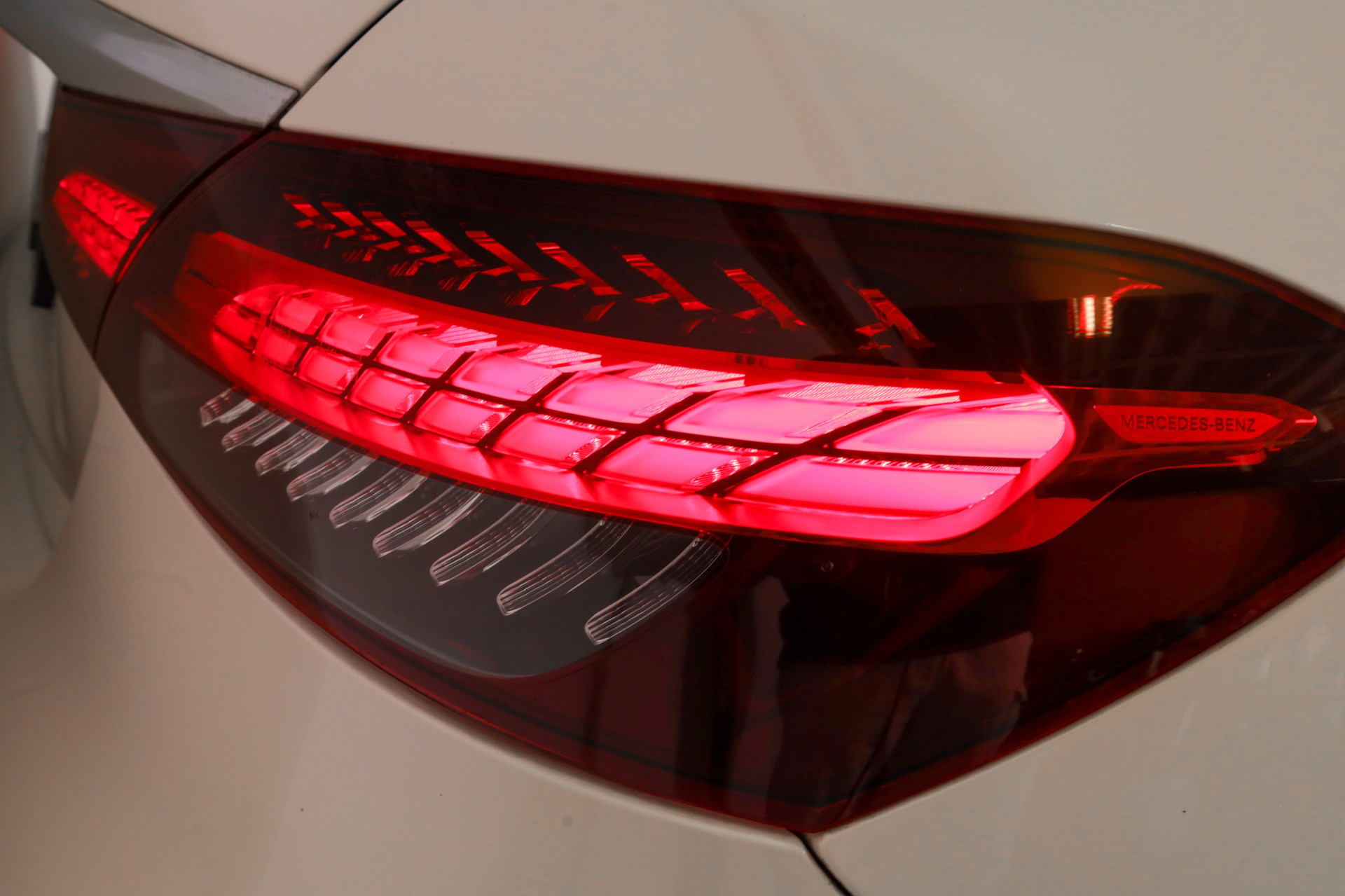 MERCEDES-BENZ E 220 d 4Matic AMG Line 9G-Tronic-image-10