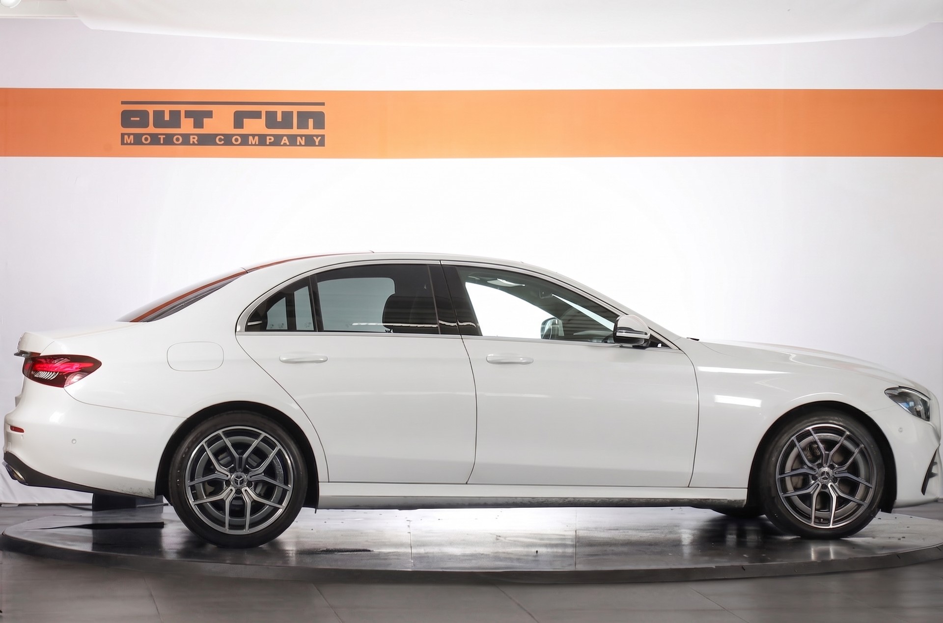 MERCEDES-BENZ E 220 d 4Matic AMG Line 9G-Tronic-showroom-element-3