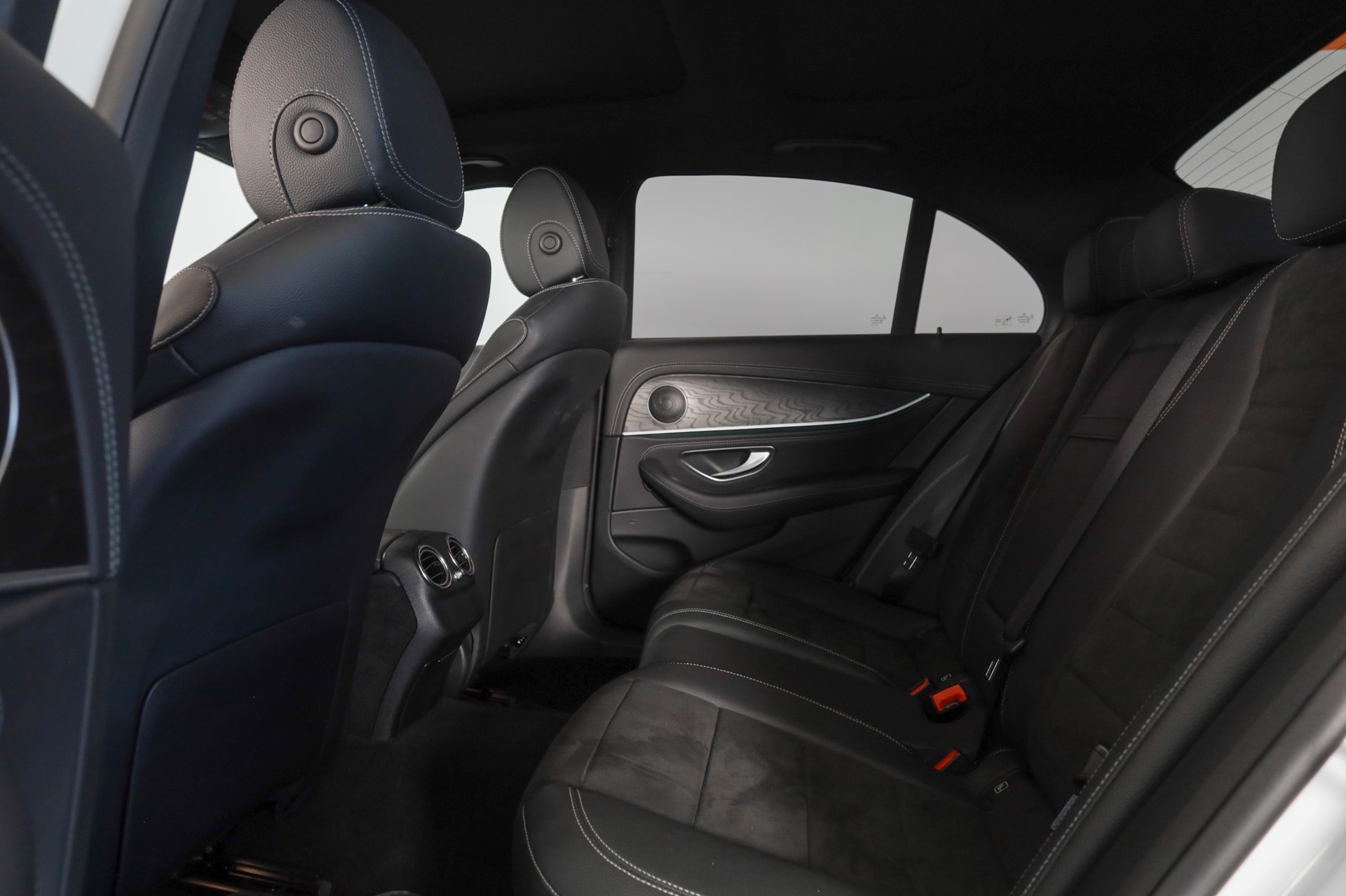 MERCEDES-BENZ E 220 d 4Matic AMG Line 9G-Tronic-image-12