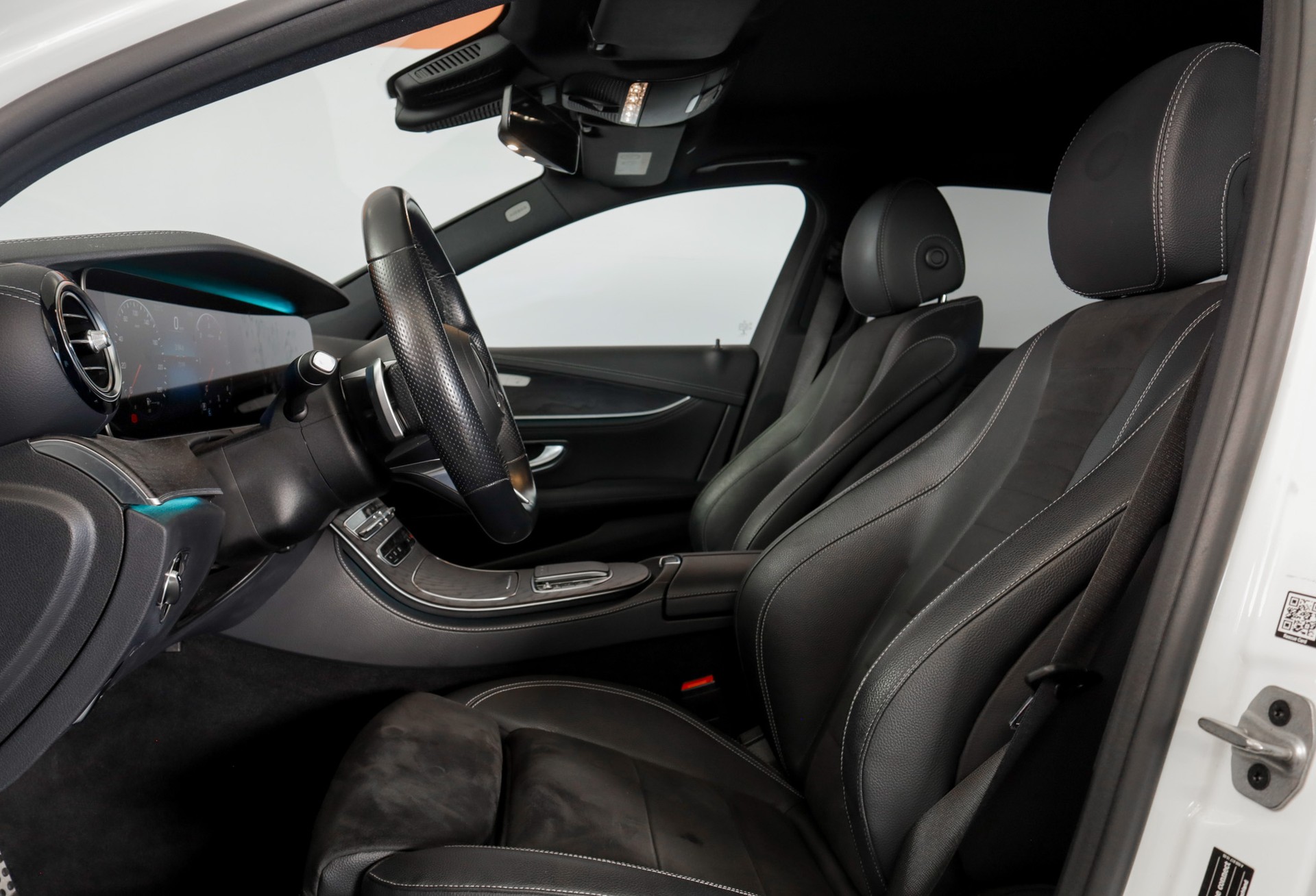 MERCEDES-BENZ E 220 d 4Matic AMG Line 9G-Tronic-image-11