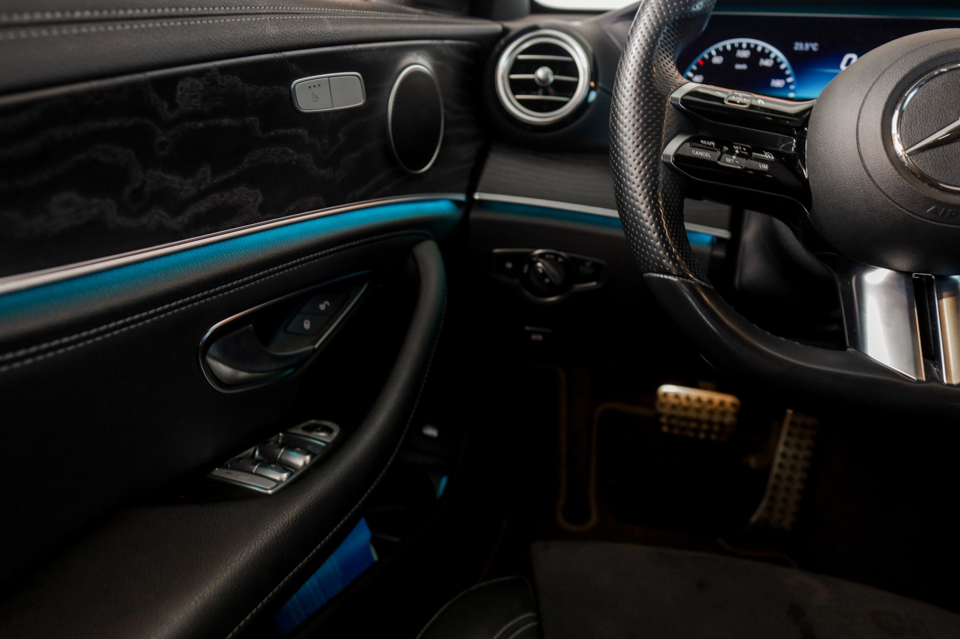MERCEDES-BENZ E 220 d 4Matic AMG Line 9G-Tronic-image-17