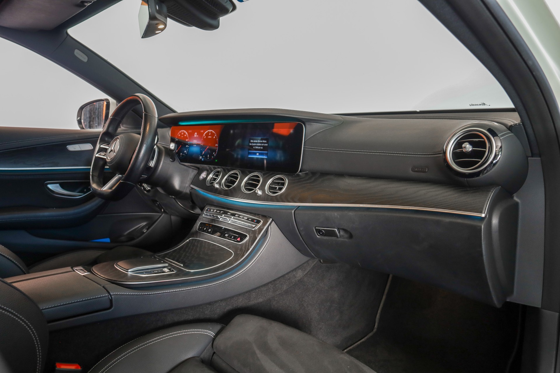 MERCEDES-BENZ E 220 d 4Matic AMG Line 9G-Tronic-showroom-element-2
