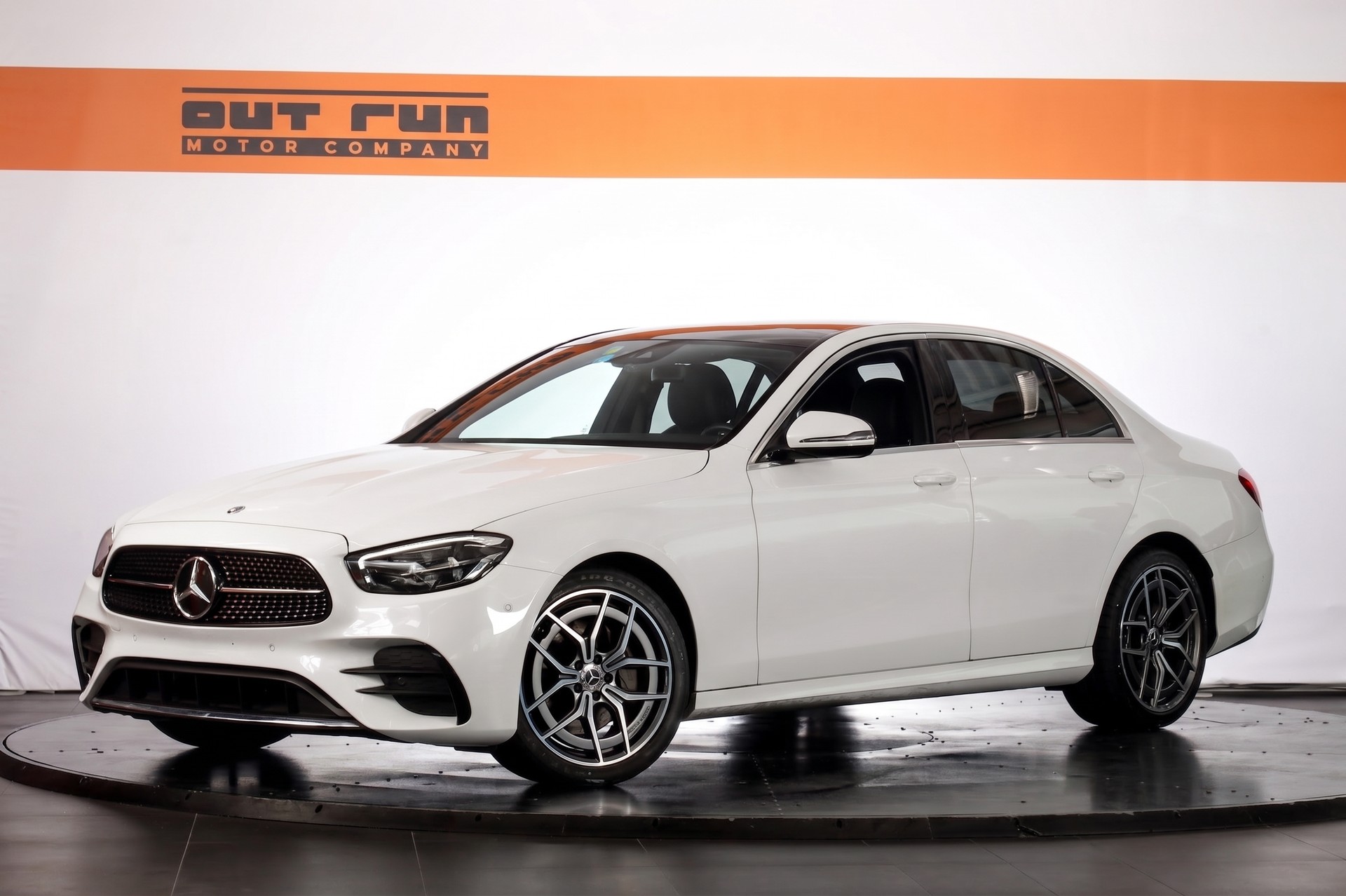 MERCEDES-BENZ E 220 d 4Matic AMG Line 9G-Tronic-image-5