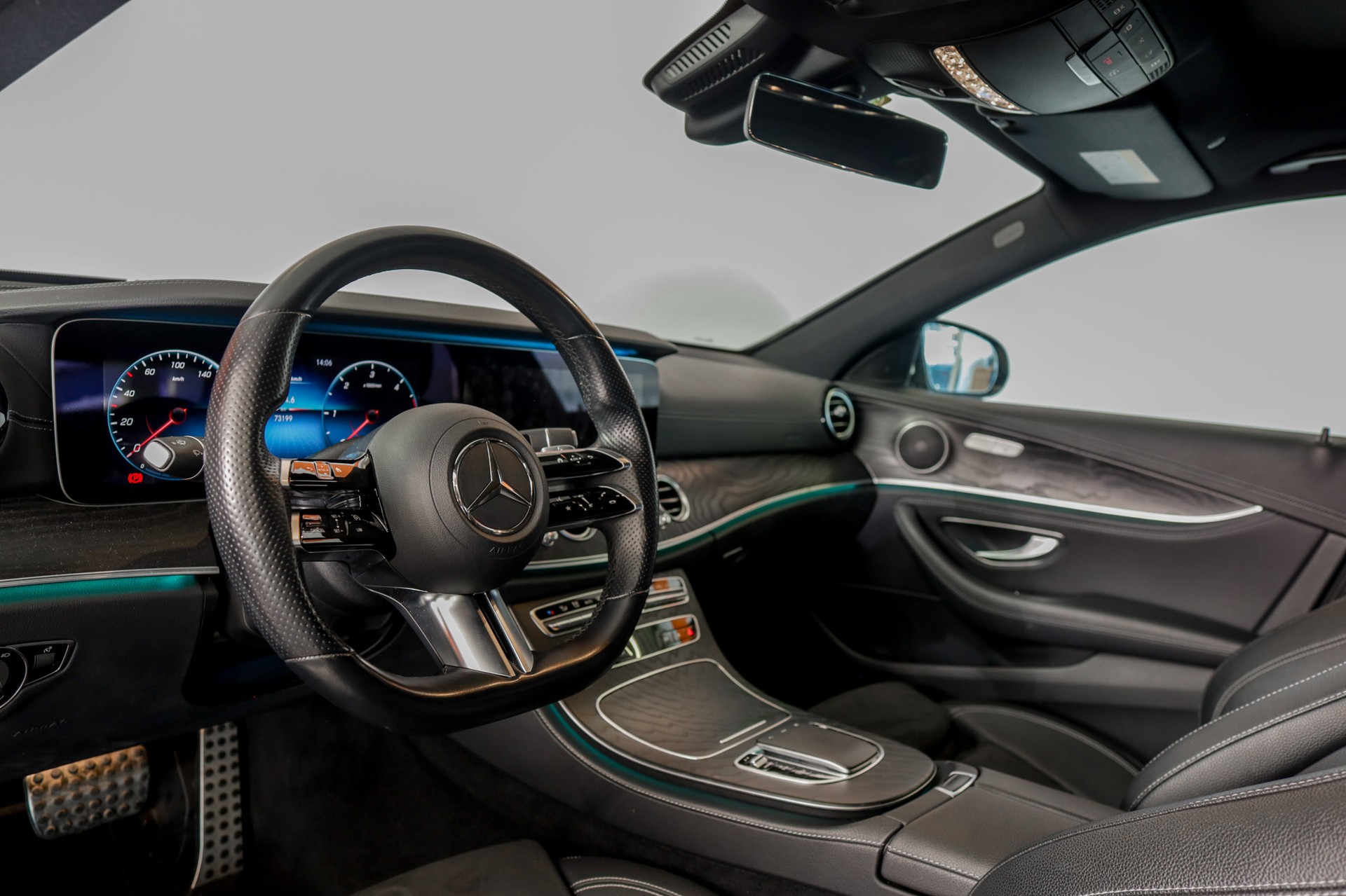 MERCEDES-BENZ E 220 d 4Matic AMG Line 9G-Tronic-image-14