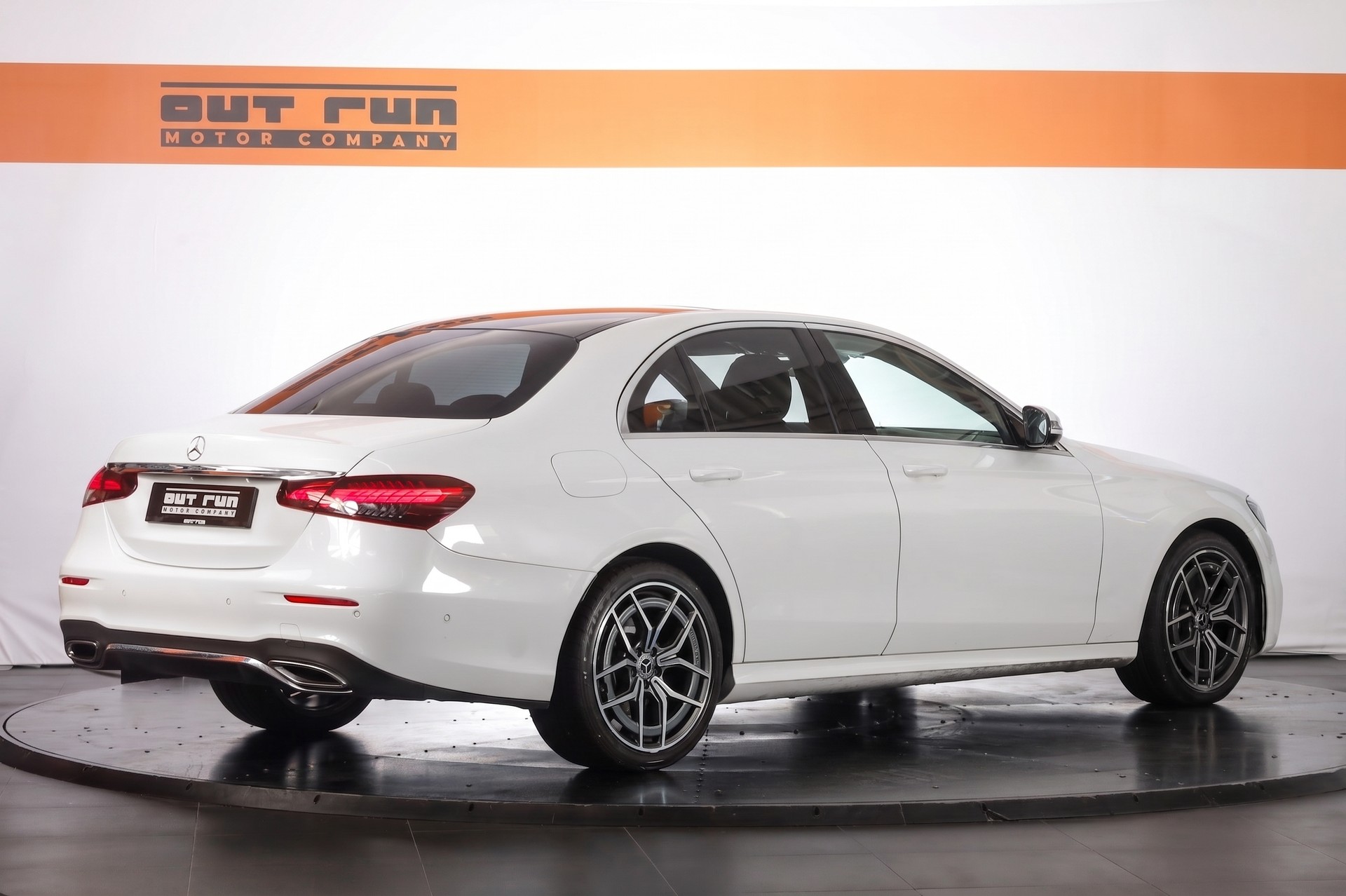 MERCEDES-BENZ E 220 d 4Matic AMG Line 9G-Tronic-image-6