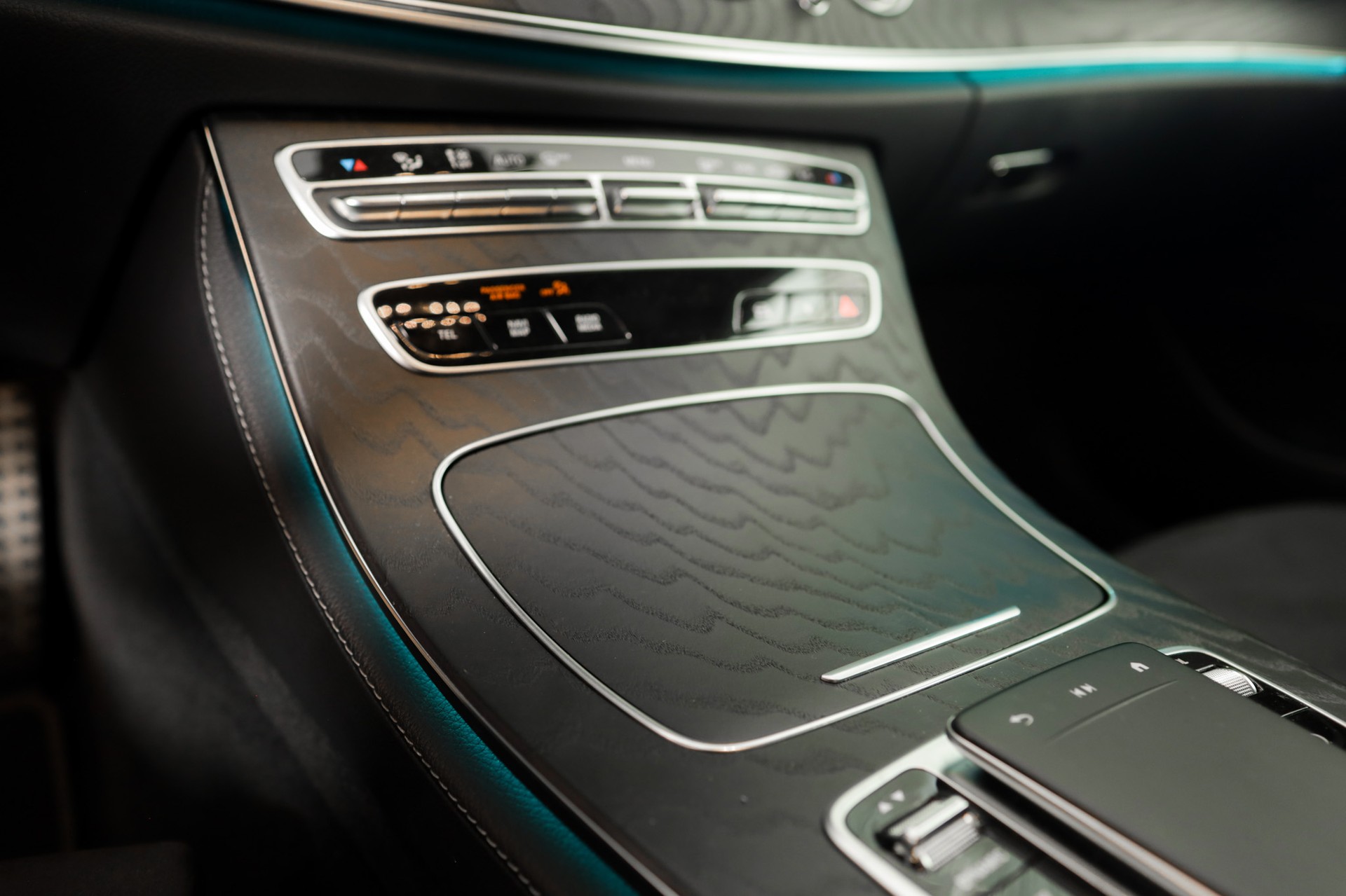 MERCEDES-BENZ E 220 d 4Matic AMG Line 9G-Tronic-image-18