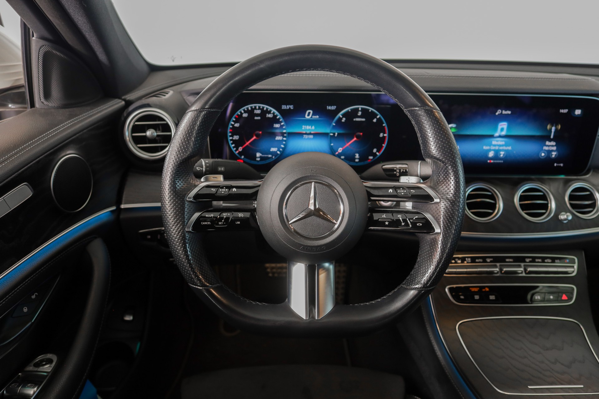 MERCEDES-BENZ E 220 d 4Matic AMG Line 9G-Tronic-image-16