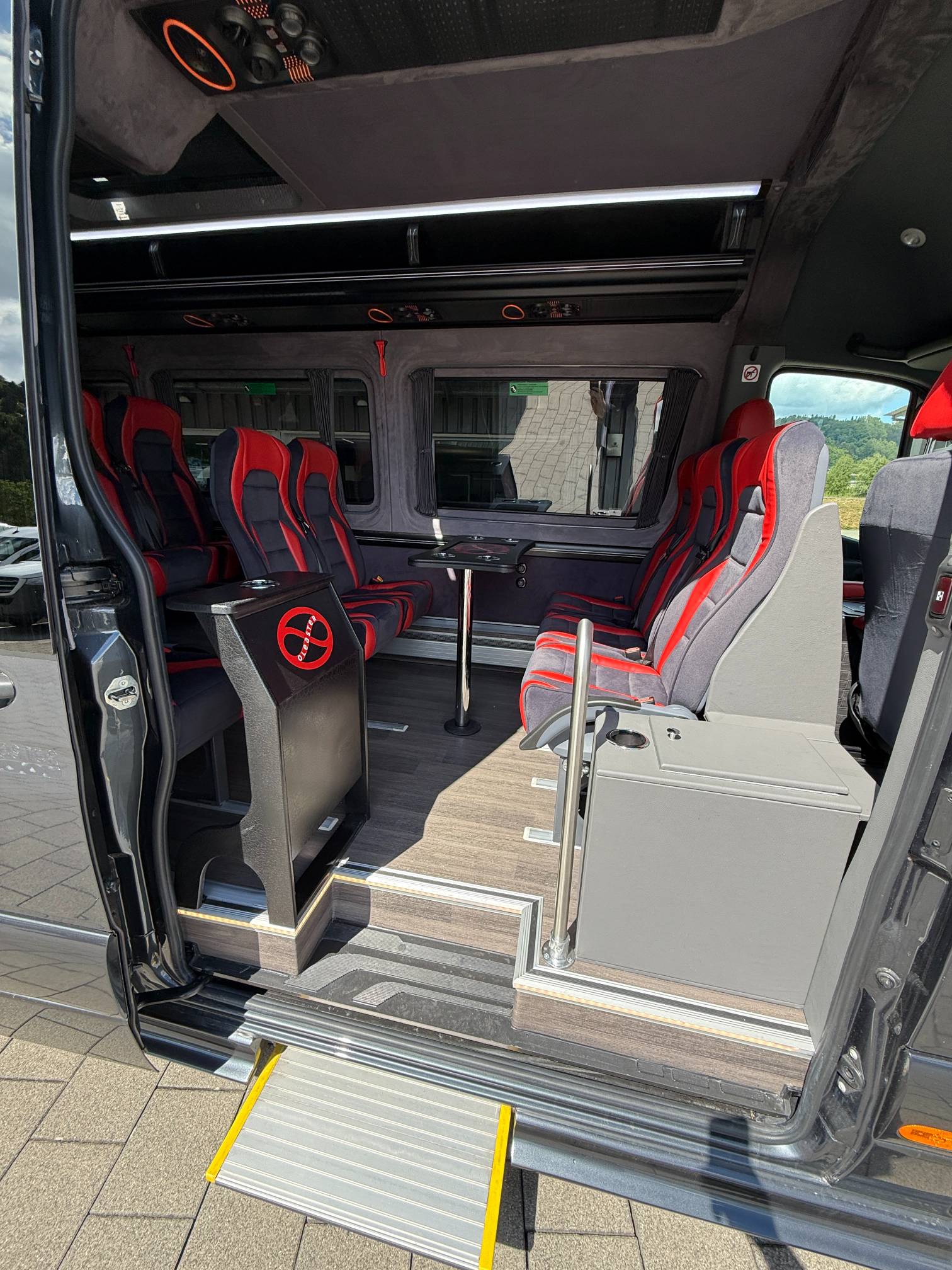 MERCEDES-BENZ VIP Bus mit 17 Plätze-image-6