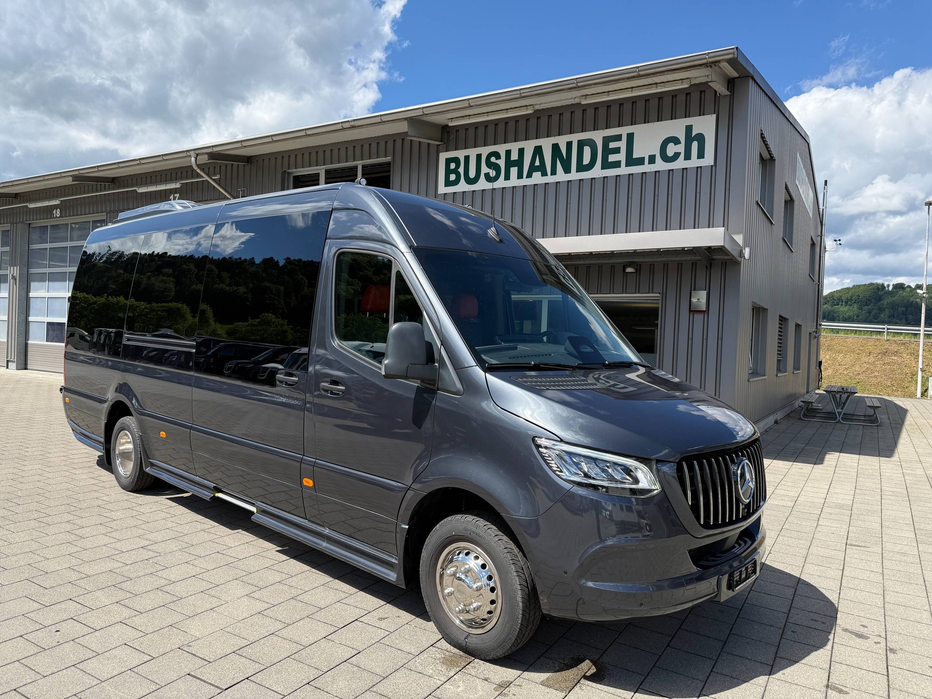 MERCEDES-BENZ VIP Bus mit 17 Plätze