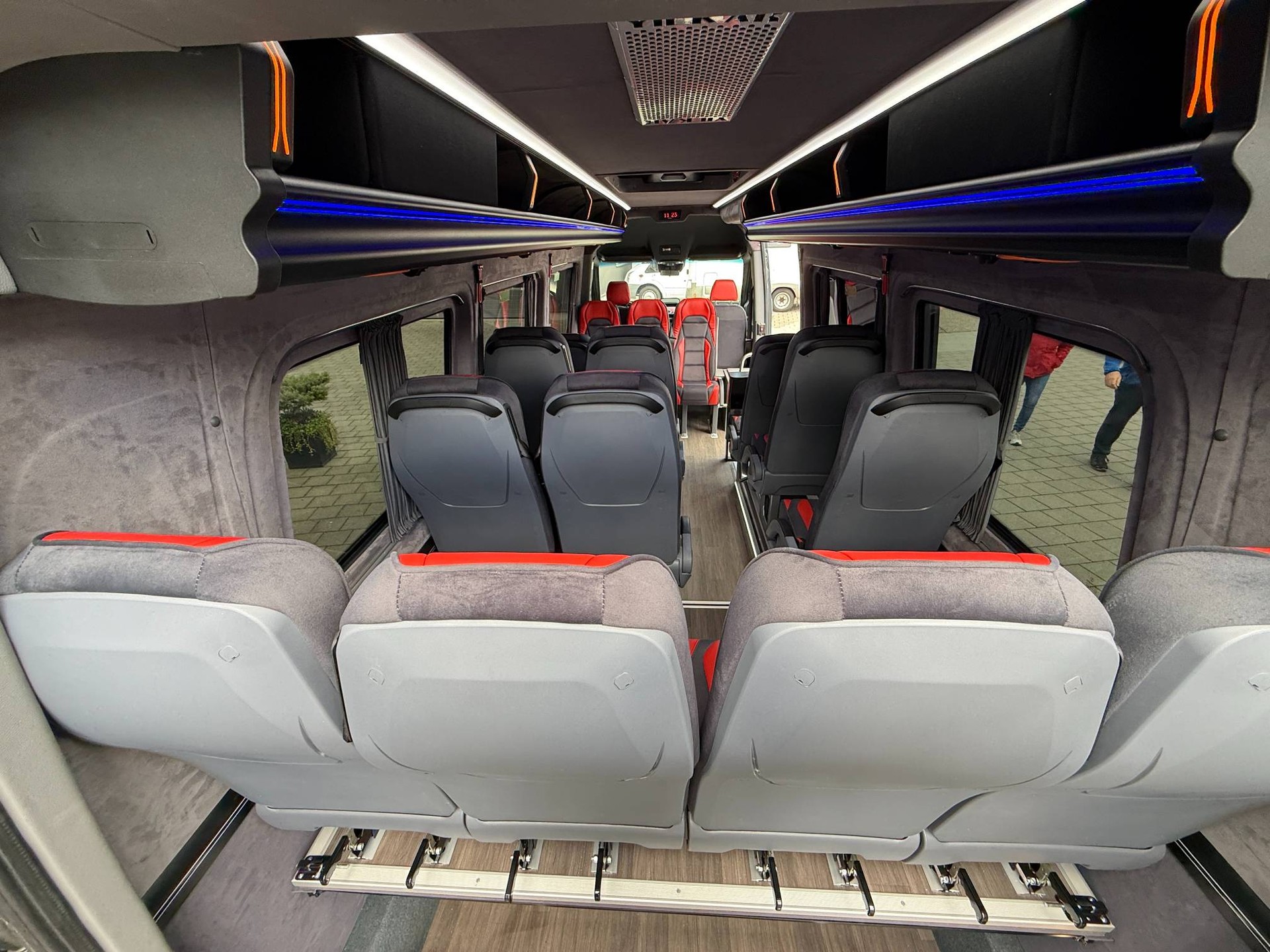 MERCEDES-BENZ VIP Bus mit 17 Plätze-image-8