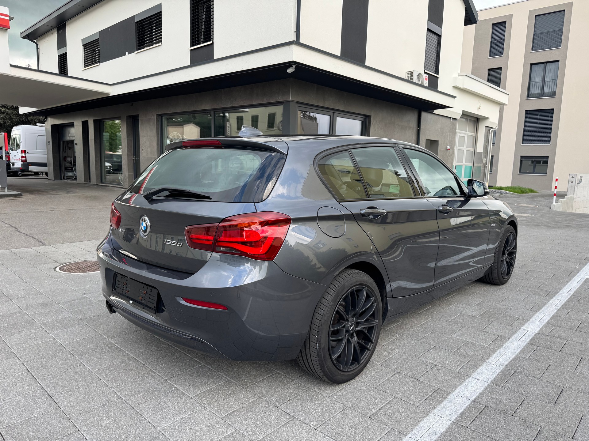 BMW 120d xDrive Edition Sport Line Steptronic-image-4